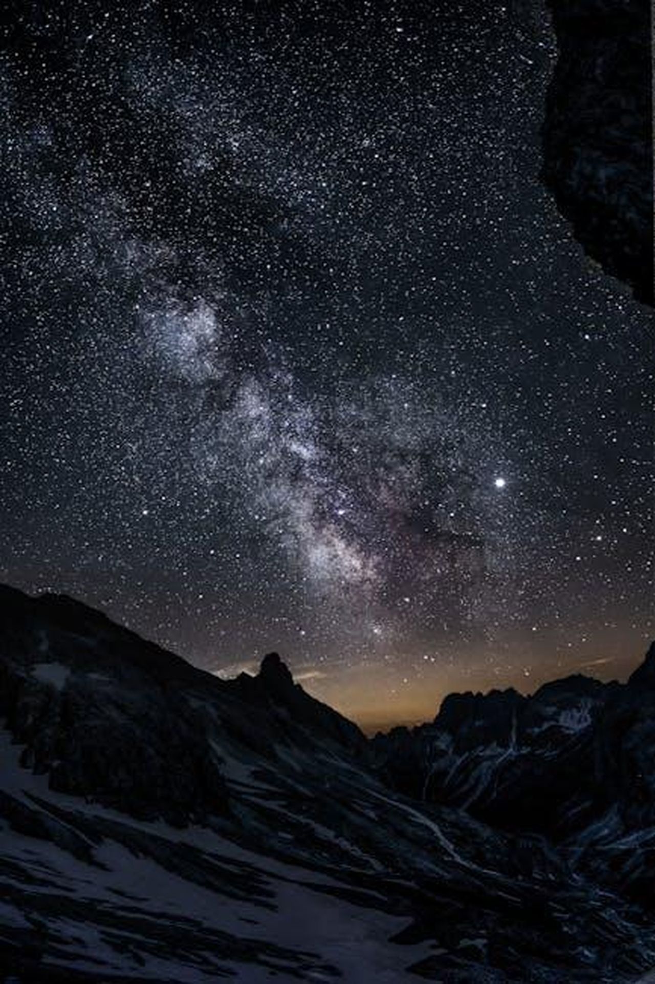 Cancro__Affrontare_sfide_professionali_cjLytLUzxz - Confidenze24 Source: Marco Milanesi - pexels - Breathtaking view of the Milky Way galaxy over the mountain peaks in Vigo di Fassa, Italy.