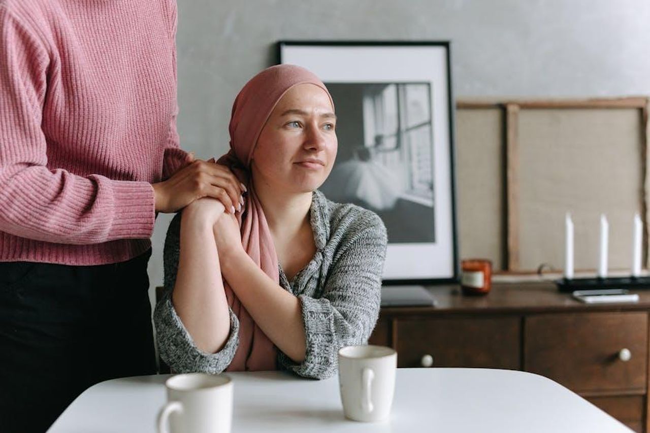 Cancro__Lintuizione_guida_i_passi_xhqAvb8q63 - Confidenze24 Source: Thirdman - pexels - A supportive moment indoors featuring a cancer patient comforted by a friend, conveying emotion and care.