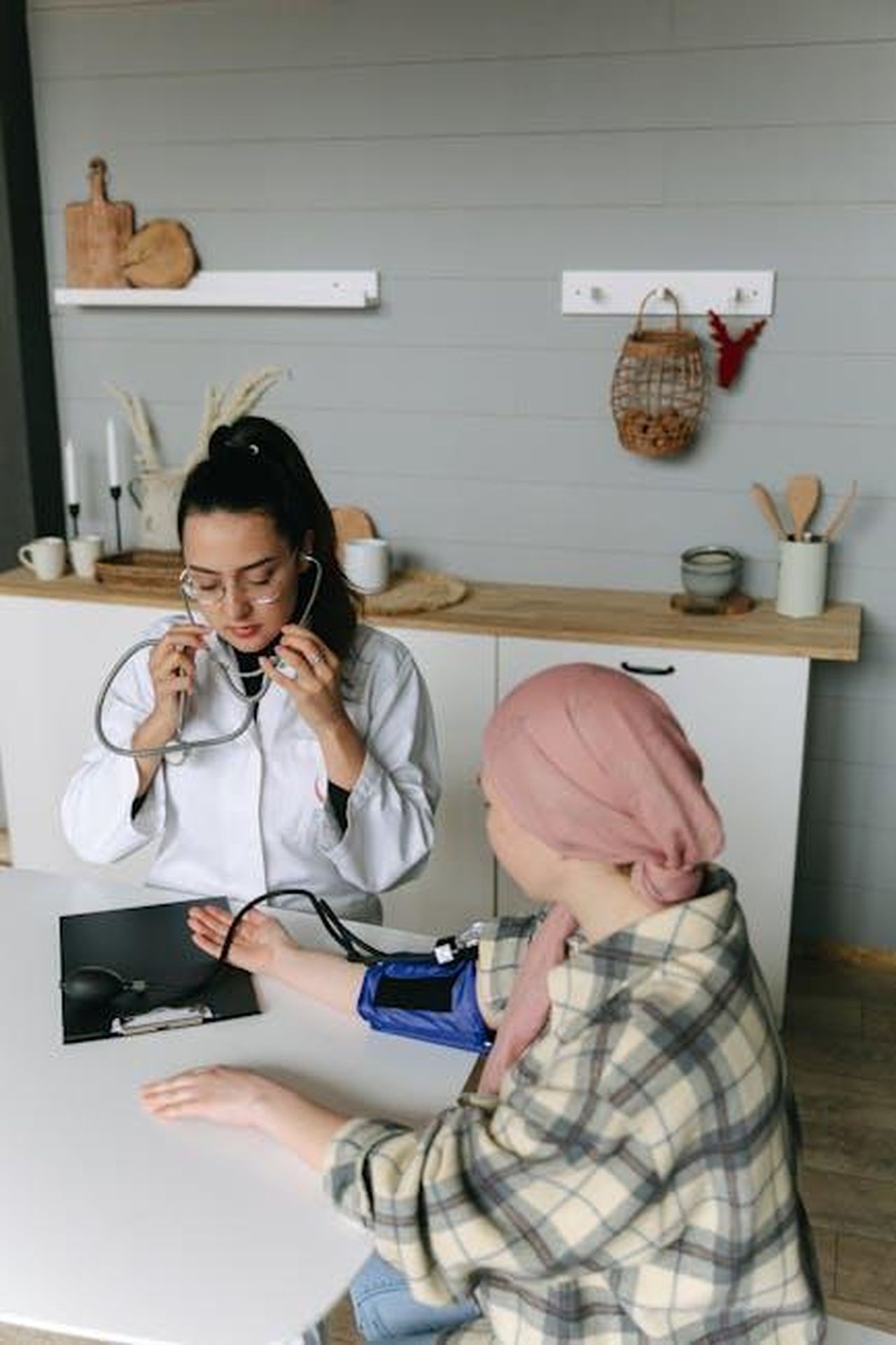 Cancro_riflessioni_in_amore_e_opportunit_lavorative_azO6W5JYXP - Confidenze24 Source: Thirdman - pexels - A doctor checks a patient's blood pressure in a medical setting with caring attention.