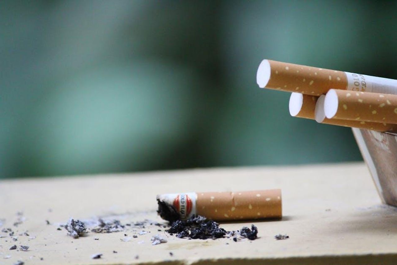 Cancro_scarsa_energia_e_comunicazione_sincera_TfXAWLeEN9 - Confidenze24 Source: Basil MK - pexels - Cigarette with ashes on surface, highlighting tobacco use and health risks.