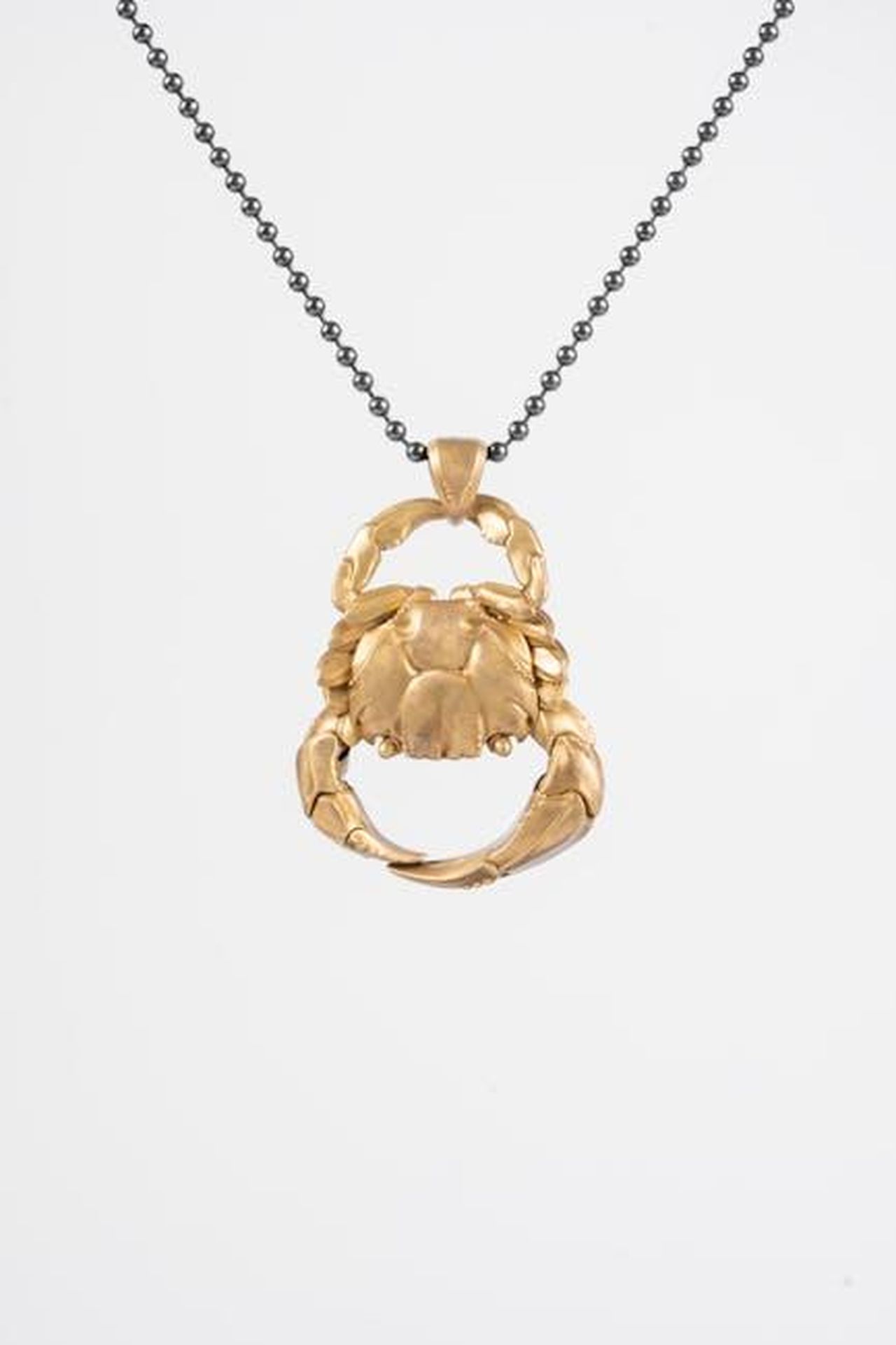 Cancro_sfera_sentimentale_poco_entusiasmante_MUqhjXGfmi - Confidenze24 Source: COPPERTIST WU - pexels - Stylish gold crab-shaped pendant on a delicate chain, perfect for ocean-themed jewelry collections.