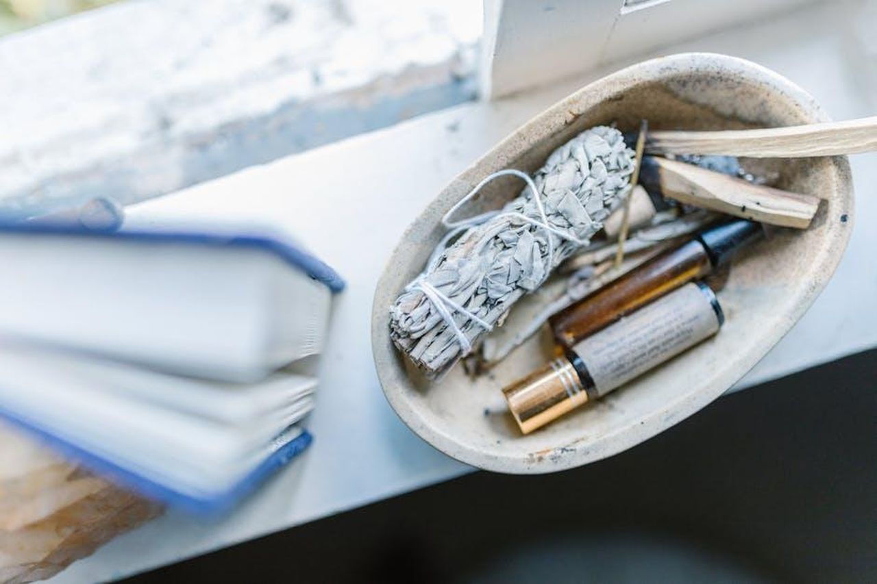 Capricorno_cura_di_s_e_serenit_LTphmKPOS8 - Confidenze24 Source: RDNE Stock project - pexels - A calming arrangement of healing crystals, sage, and essential oils on a windowsill for spiritual rituals.