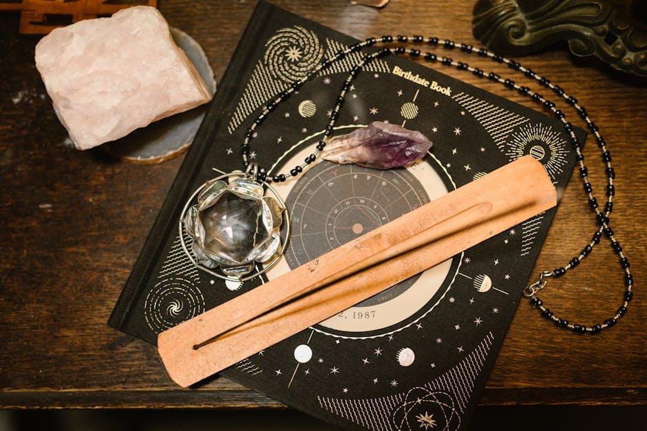 Capricorno_decisioni_importanti_e_equilibrio_emotivo_ykFdGSEi64 - Confidenze24 Source: RDNE Stock project - pexels - Top view of an astrology book, crystals, and incense holder for mystical ambiance.