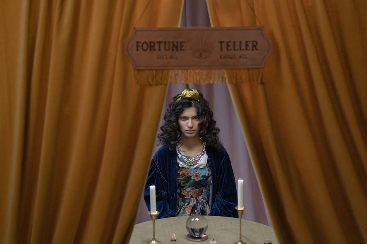 Capricorno_esplorare_emozioni_profonde_ubmPC7F1gL - Confidenze24 Source: cottonbro studio - pexels - Fortune teller with curly hair and crystal ball surrounded by warm curtains.