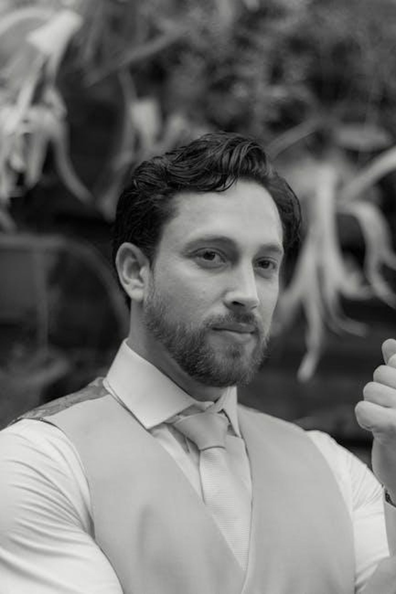 Caratteristiche_dei_joggers_Colorfulkoala_et1kaVK6qo - Confidenze24 Source: Vinicius Quaresma - pexels - Black and white portrait of a confident man in a vest with a thumbs up gesture.