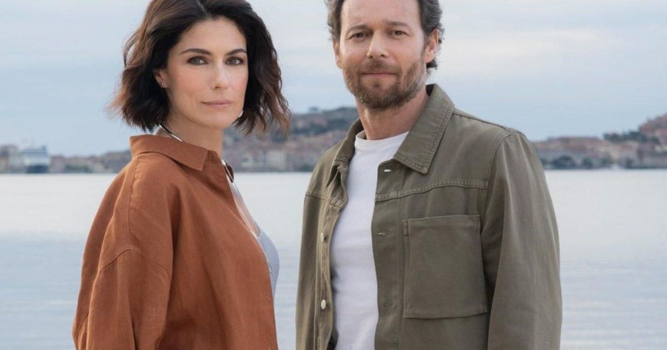 Cast_e_trama_della_serie_Anna_Valle_Irene_Ferri_e_Giorgio_Marchesi_i_protagonisti_F0vMHmjFtp - Confidenze24 Cast e trama della serie: Anna Valle, Irene Ferri e Giorgio Marchesi i protagonisti Source: cottonbro studio - pexels - Detective examines a corkboard with maps and photos to solve a mystery.