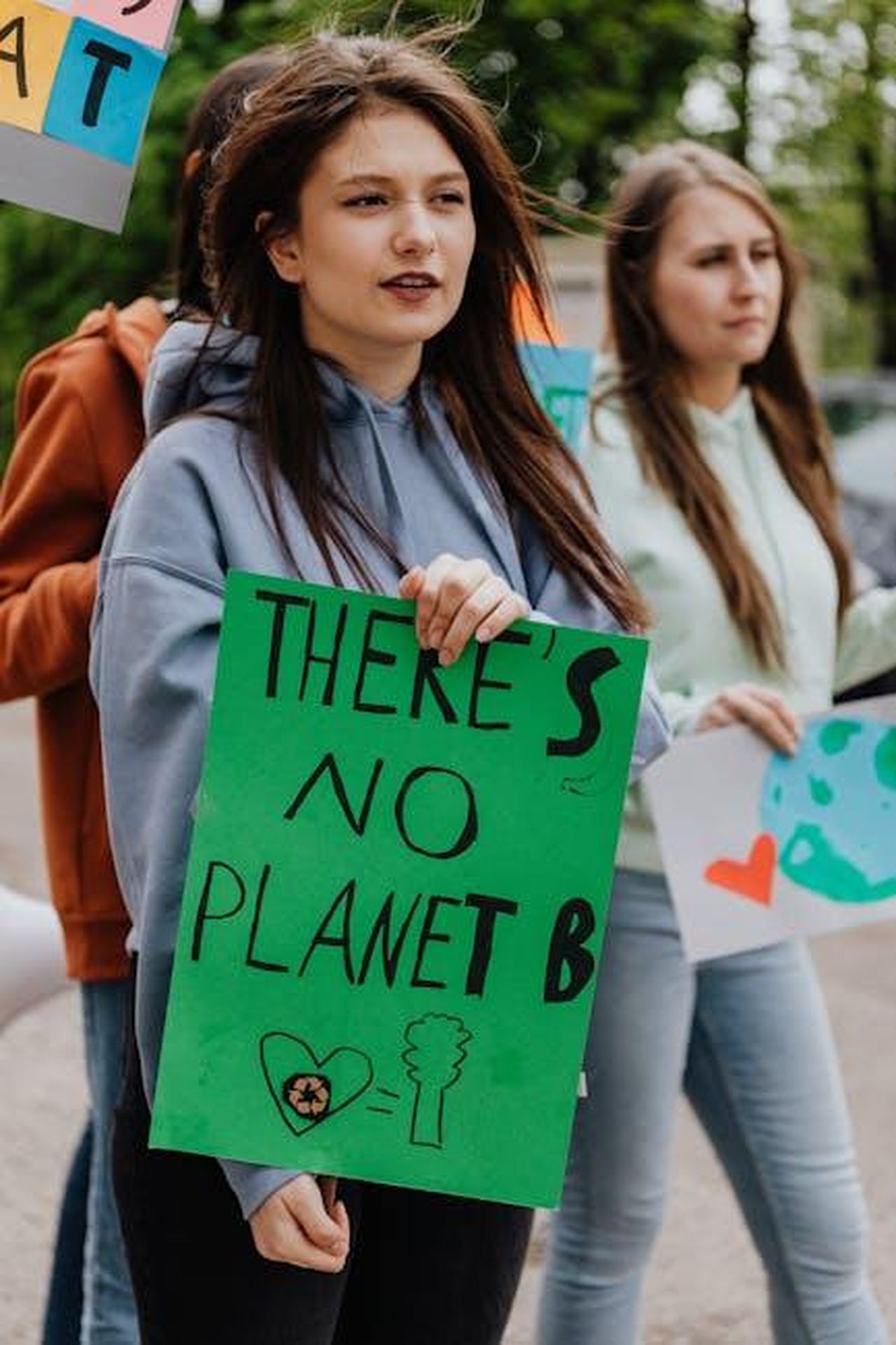 Causa_della_morte_di_Michelle_Trachtenberg_frF6fNoYD7 - Confidenze24 Source: Photo By: Kaboompics.com - pexels - Youth at climate protest rally, holding signs for environmental awareness and change.