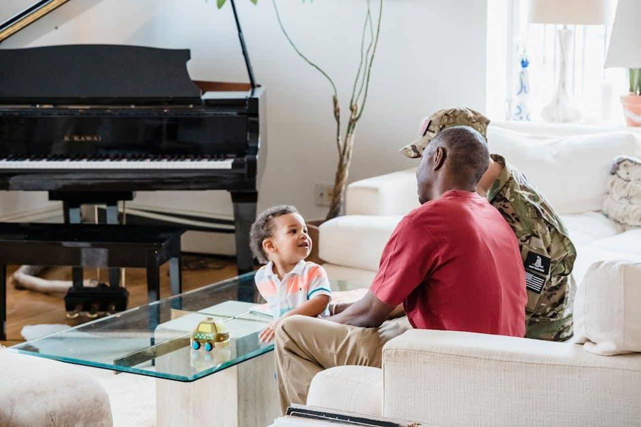 Chi__stato_eliminato_al_Grande_Fratello_Puntata_del_20_febbraio_2025_gNckZfk2uh - Confidenze24 Source: George Pak - pexels - A heartwarming scene of a family reunion in the living room with a soldier parent and child.