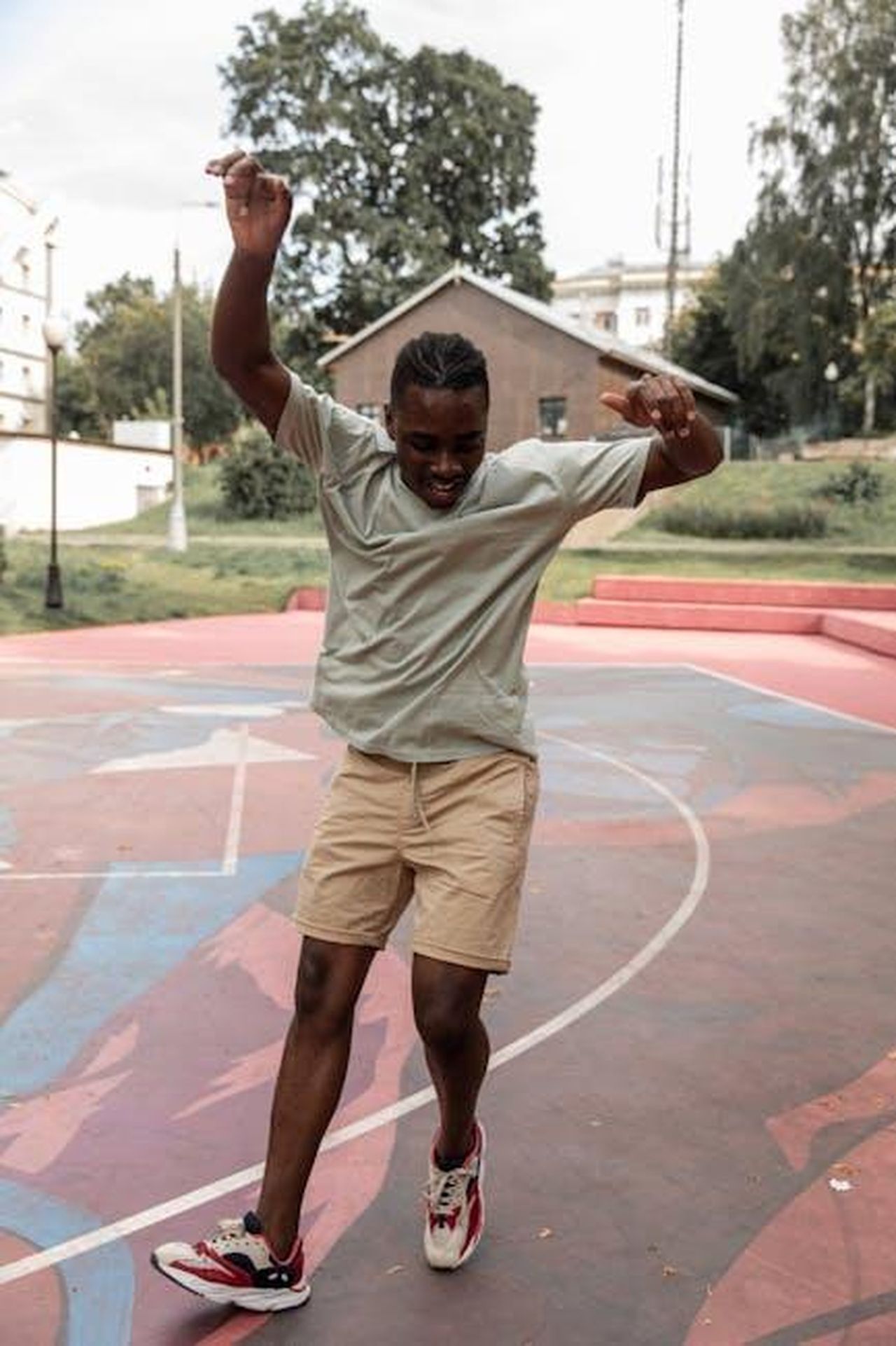 Chi_vincer_Dancing_On_Ice_2025_HJfaxvyHiS - Confidenze24 Source: Monstera Production - pexels - Full body joyful fit African American male in casual clothes dancing merrily with arms raised on sports ground on clear summer day