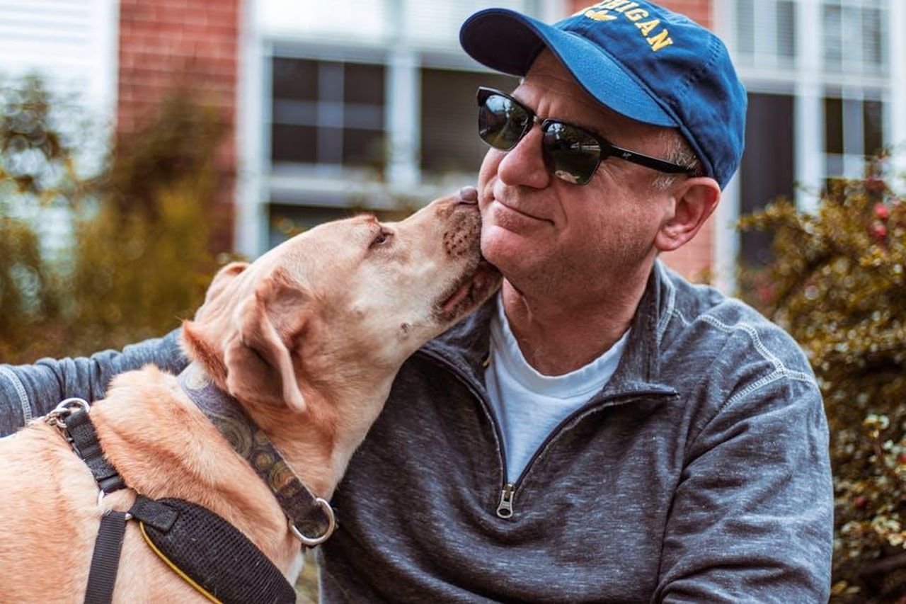 Clara_con_Il_Volo__The_Sound_of_Silence_Simon__Garfunkel_IFk0MSNsVL - Confidenze24 Source: thevibrantmachine - pexels - Man and his dog share a loving moment outdoors, showcasing friendship and joy.