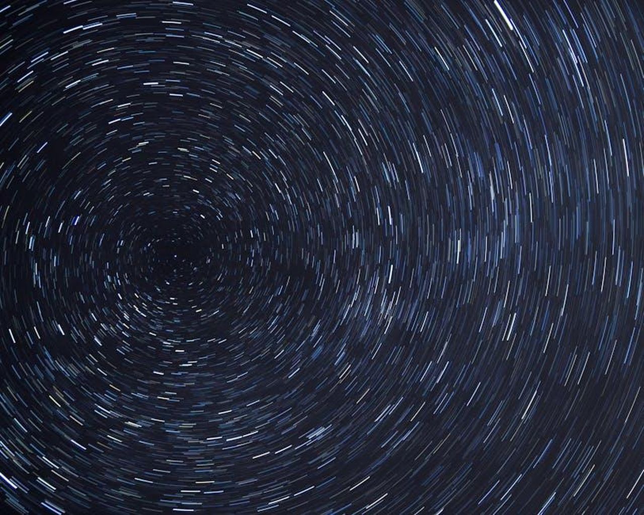 Classifica_astrologica_del_21_febbraio_Sagittario_in_testa_CTMByFhZzd - Confidenze24 Source: Killian Eon - pexels - Dazzling star trails creating a spiral effect in the clear night sky.