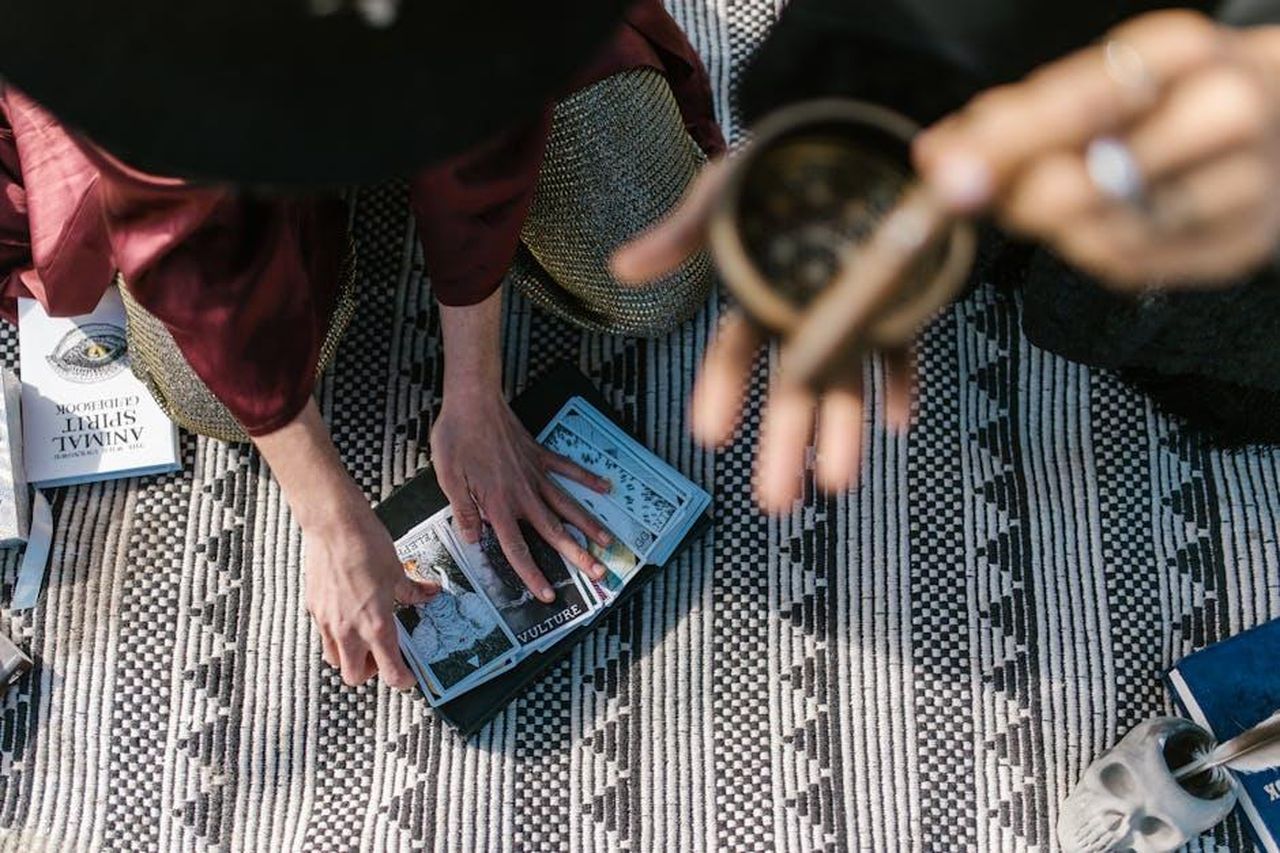 Classifica_e_oroscopo_del_22_febbraio_dai_segni_flop_a_quelli_top_AEKsbbk7xr - Confidenze24 Source: RDNE Stock project - pexels - A serene setup for an intimate tarot card reading ceremony with incense and spiritual books.