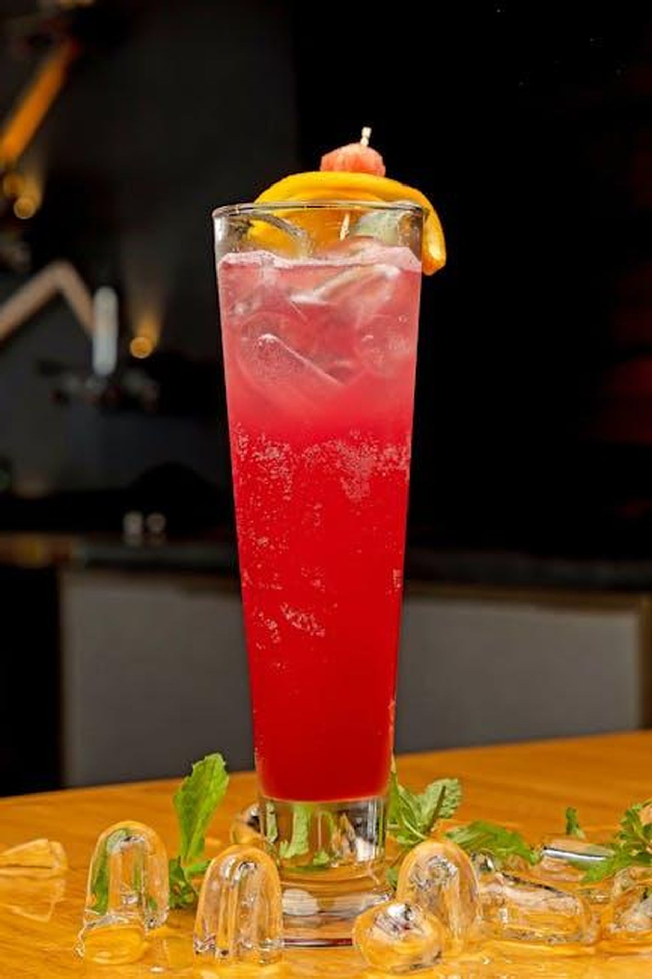 Cocktail_hour_e_piatti_principali_cosa_aspettarsi_0YA3F9rK7T - Confidenze24 Source: Anil Sharma - pexels - A vibrant red cocktail with citrus garnish, perfect for a refreshing drink.