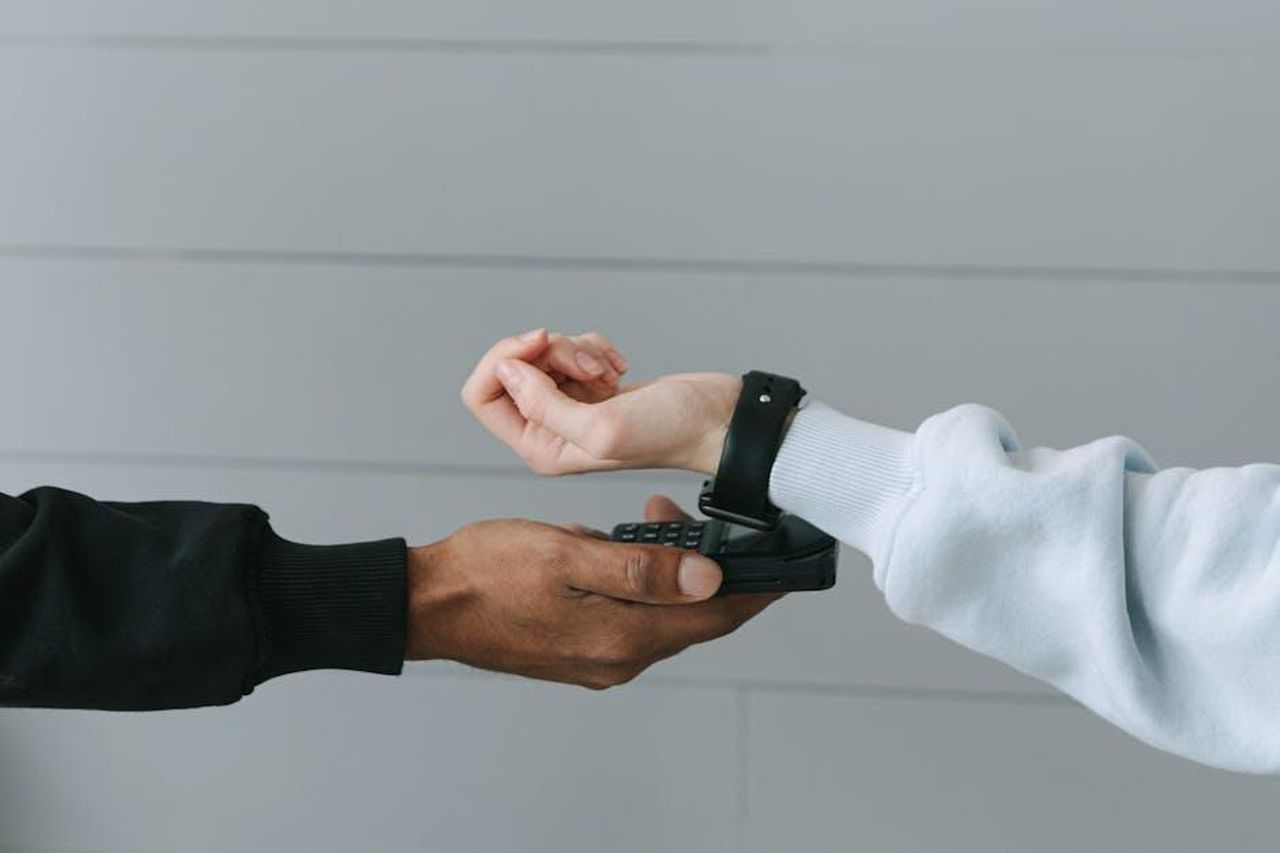 Come_Accedere_alla_Vendita_Privata_di_Tory_Burch_OpQpDkZhg0 - Confidenze24 Source: Ivan Samkov - pexels - A person using a smartwatch for a secure contactless payment on a portable terminal indoors.