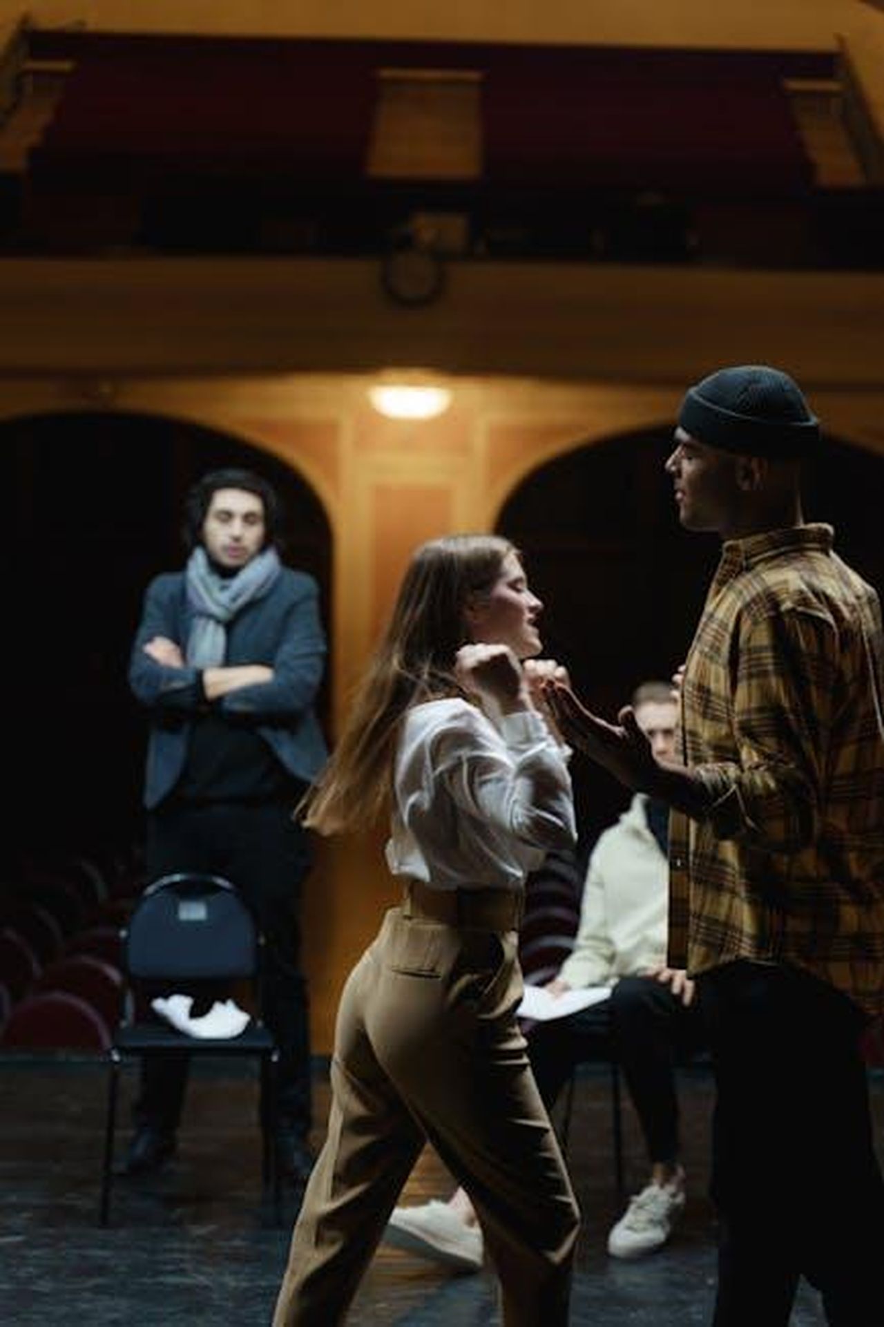 Come_candidarsi_jonguqgSMV - Confidenze24 Source: cottonbro studio - pexels - Actors rehearsing an intense scene on stage with a director observing in a theater setting.