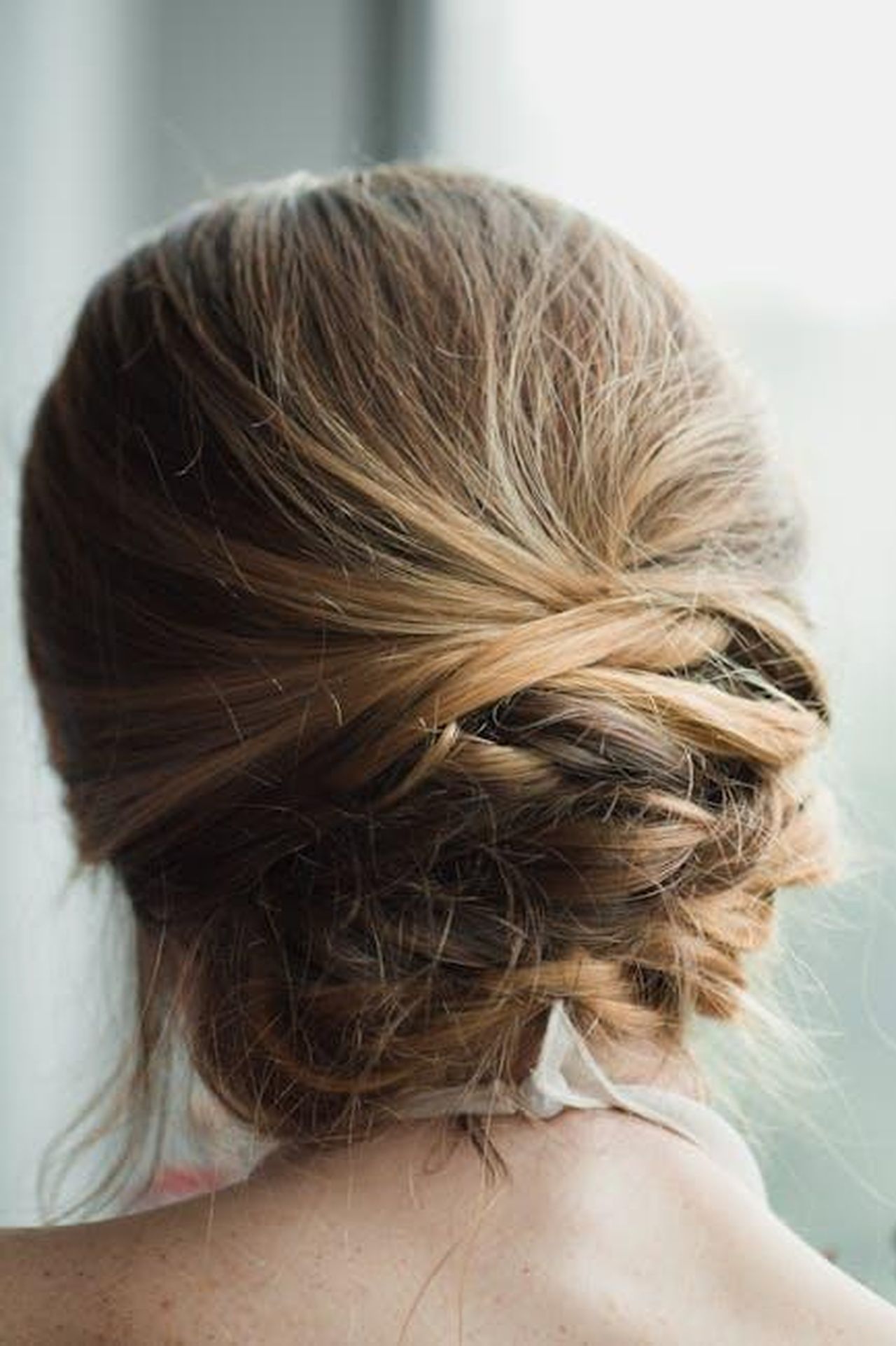 Come_funziona_il_LOreal_Paris_Boost_It_Volume_Inject_Mousse_BN47Z6Z5yD - Confidenze24 Source: NEOSiAM 2024+ - pexels - Close-up of an elegant blonde updo hairstyle viewed from behind, perfect for weddings.