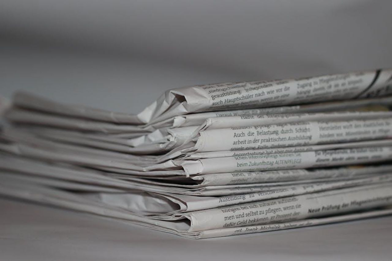 Come_guadagna_Lester_Holt_nFgeOFsKMK - Confidenze24 Source: Pixabay - pexels - A close-up image of folded newspapers, perfect for news or journalism themes.