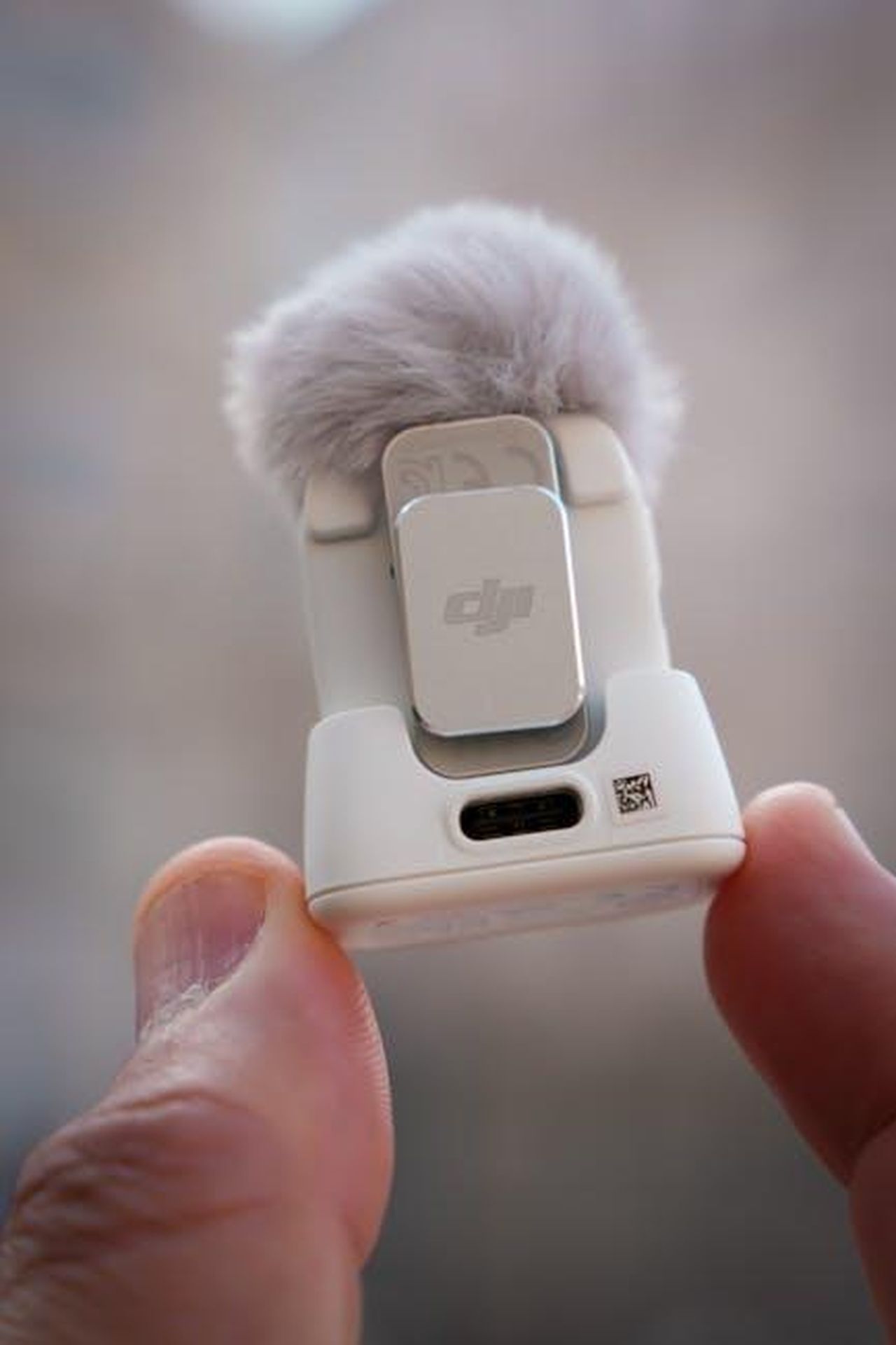 Come_guardare_gli_Oscar_gratuitamente_senza_cavo_20qy93fBEd - Confidenze24 Source: Assedrani Official - pexels - Close-up image of a modern microphone featuring a fluffy windscreen, ideal for capturing clear audio outdoors.