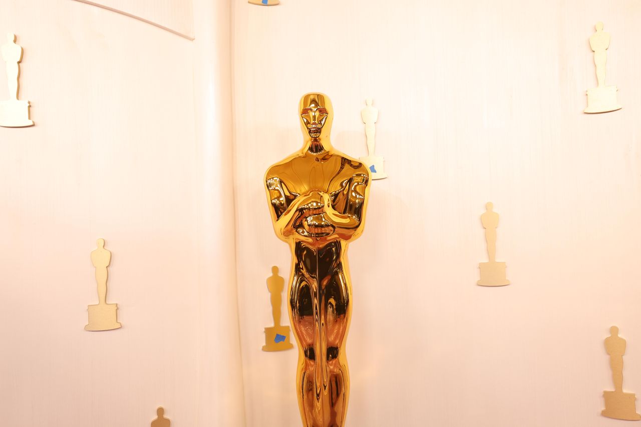 Come_guardare_il_red_carpet_degli_Oscar_in_diretta_g75CXgyyXt - Confidenze24 Source: Michael Buckner/Variety - Getty Images - Statua degli Oscar sul red carpet