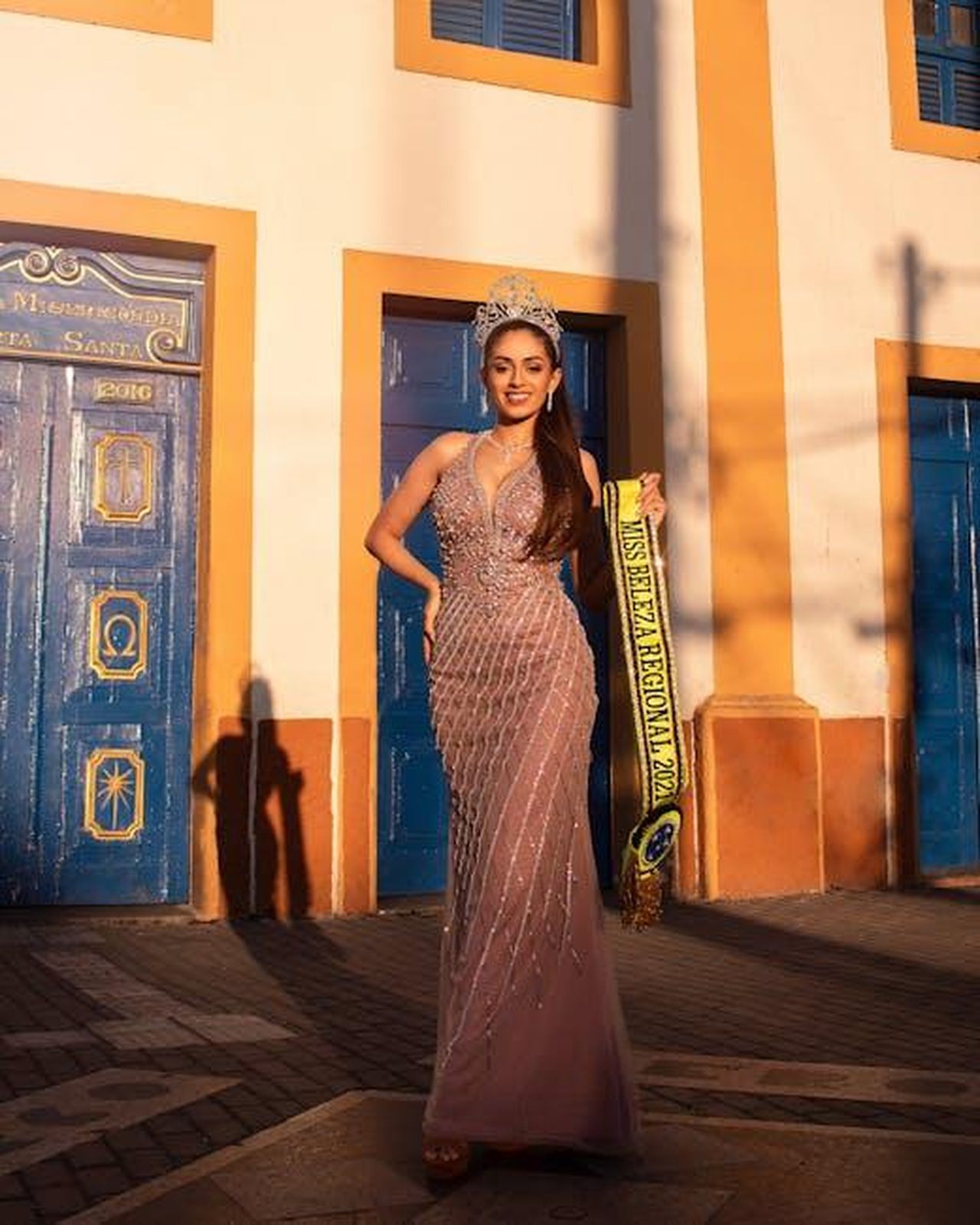 Come_potrebbe_tornare_Sophie_Webster_a_Weatherfield_t4sqpekKy4 - Confidenze24 Source: RedWolf - pexels - A beauty queen in a glamorous gown poses confidently in front of a historic building.