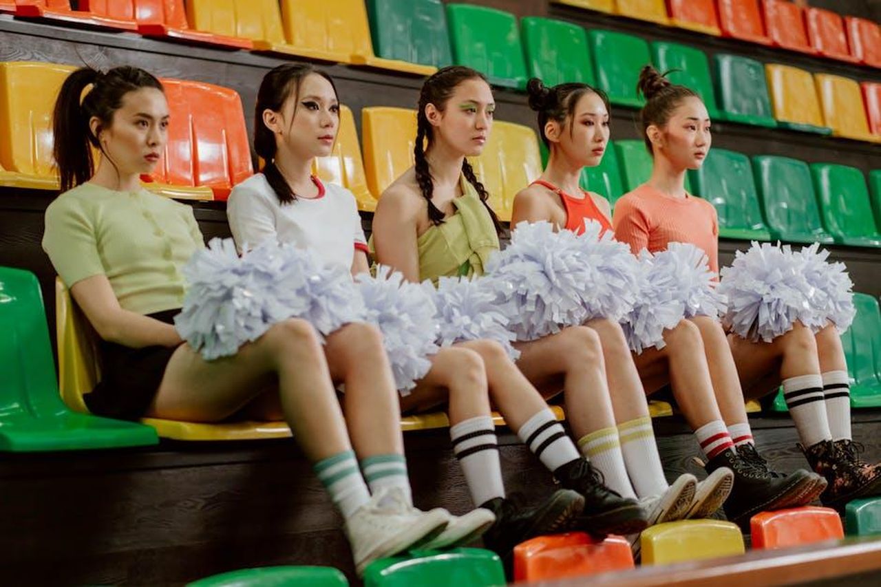Come_supportare_gli_adolescenti_nei_momenti_difficili_EqnicoWXbB - Confidenze24 Source: cottonbro studio - pexels - Group of teenage cheerleaders sitting with pom poms on vibrant bleachers indoors.