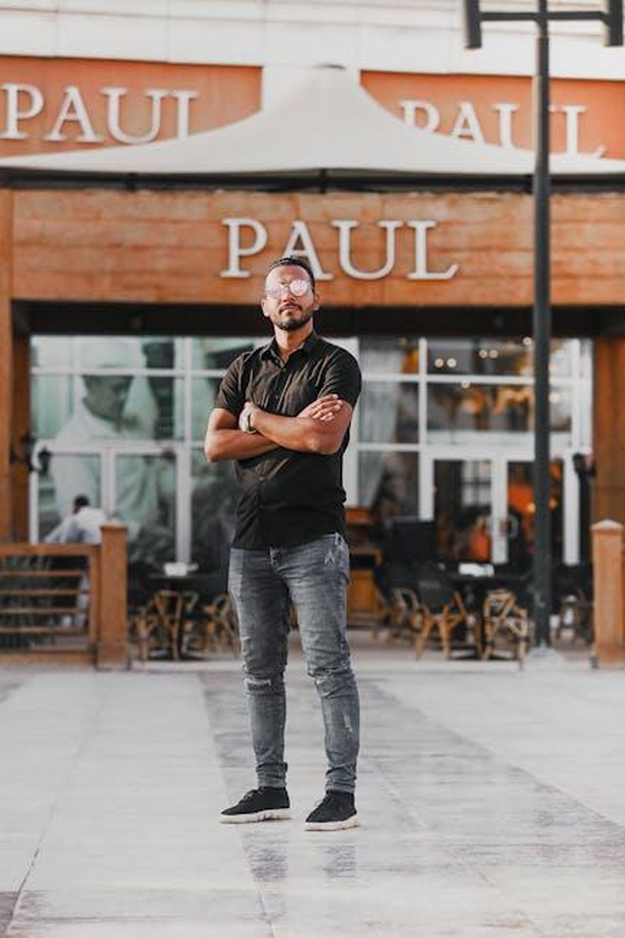 Commenti_woke_su_Paul_OGrady_dopo_la_sua_morte_OuPdeEPedV - Confidenze24 Source: EL SULTAN - pexels - Fashionable young man in casual attire posing confidently in front of an urban cafe background.