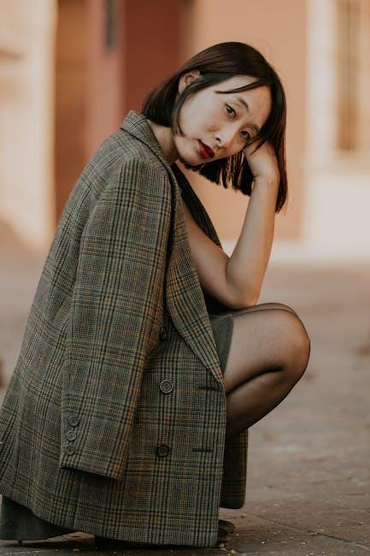 Conclave_vince_il_premio_per_il_miglior_ensemble_dPtsamvX4c - Confidenze24 Source: Amar Preciado - pexels - A fashionable woman in summer attire posing outdoors in León de los Aldama, Mexico.