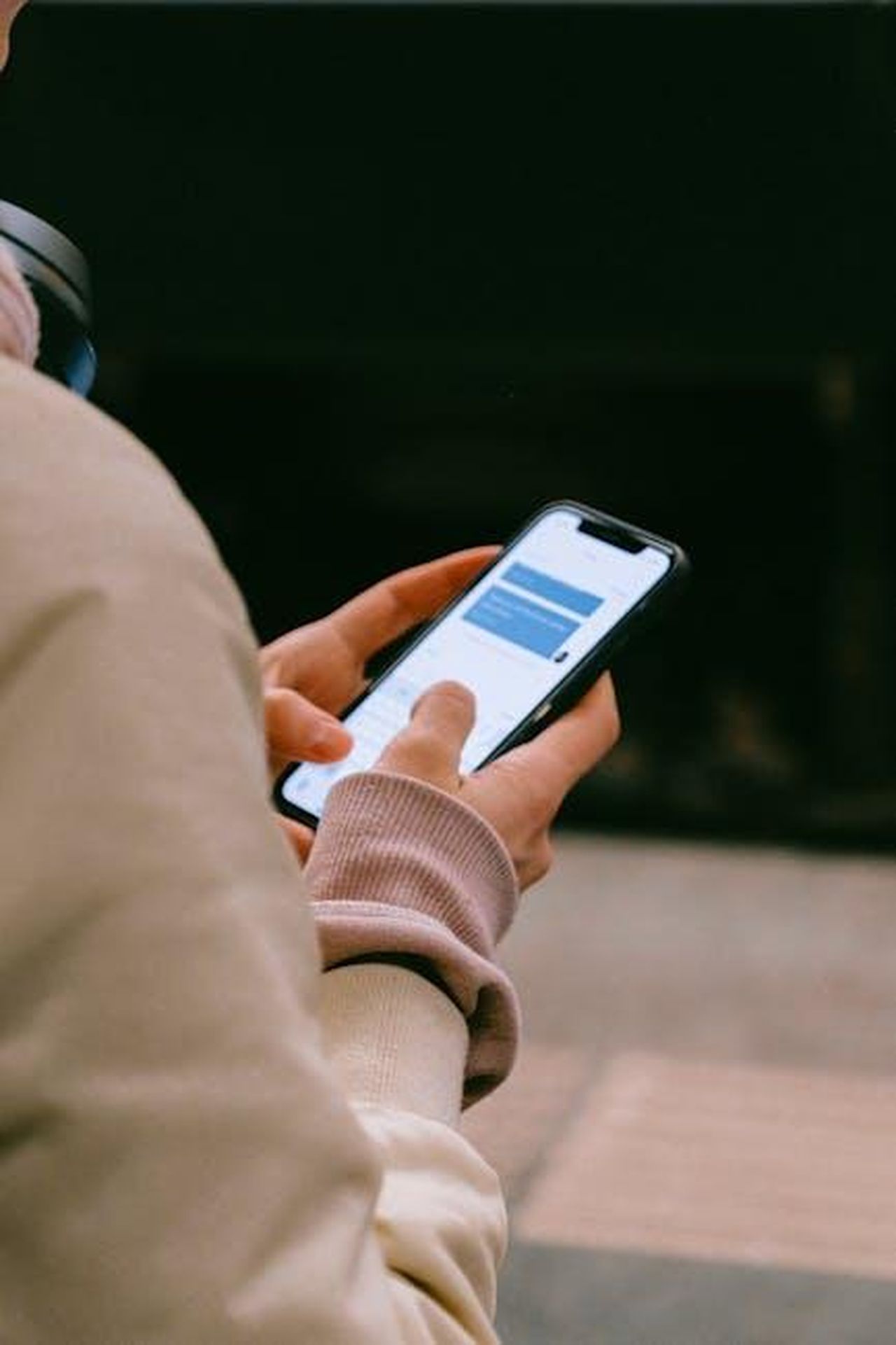 Condivisione_del_lutto_sui_social_media_0uVGwo3FyE - Confidenze24 Source: Anna Shvets - pexels - A person using a smartphone for texting, focusing on their hands and device screen.
