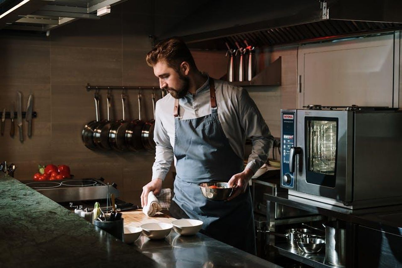 Consigli_per_luso_i4J44xPLxu - Confidenze24 Source: cottonbro studio - pexels - Male chef in a restaurant kitchen preparing a dish, showcasing culinary skills and expertise.