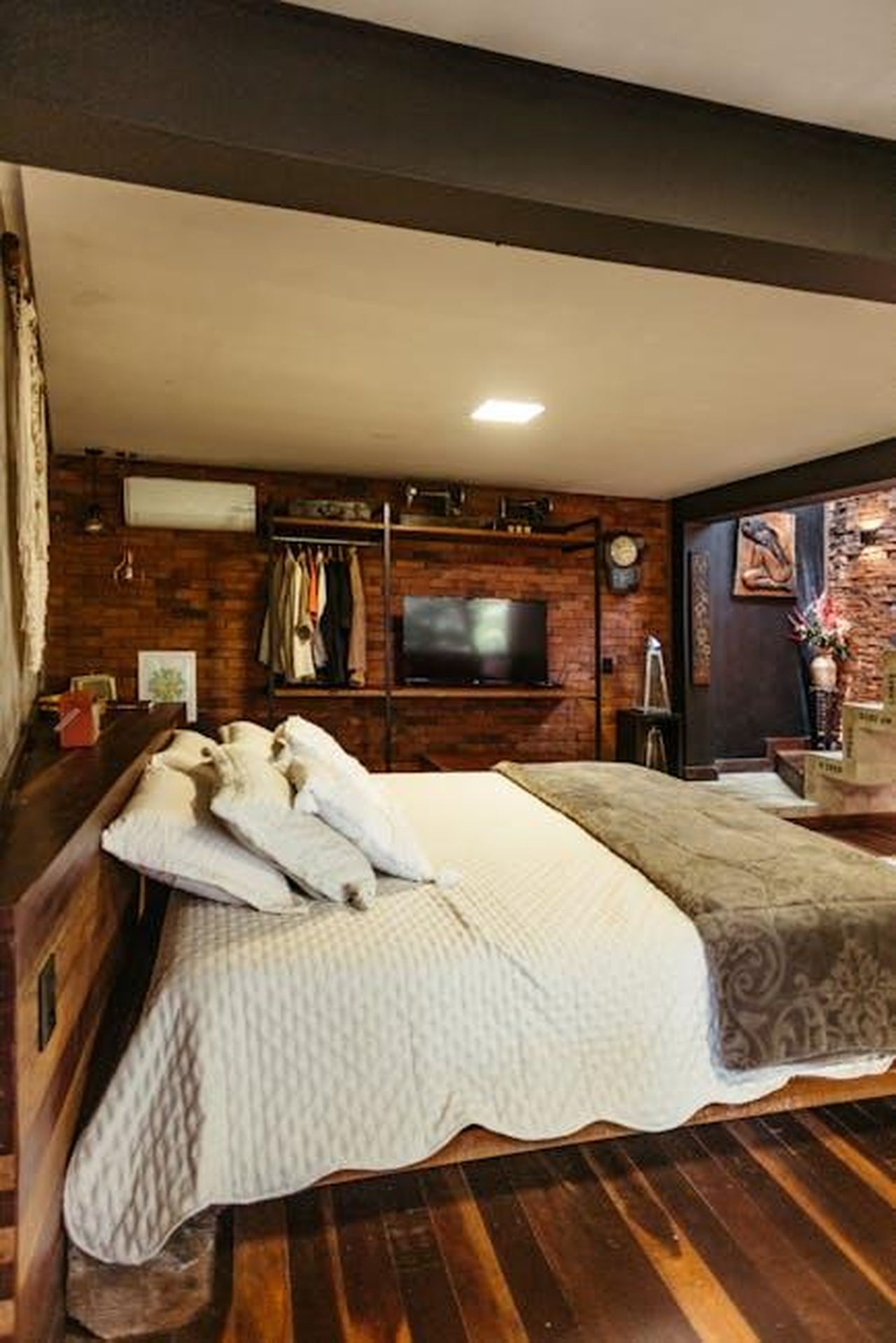 Continua_il_successo_di_Tradimento_in_daytime_e_in_prima_serata_NSWwPEGC4i - Confidenze24 Source: Jonathan Borba - pexels - Inviting modern bedroom with brick walls and warm lighting in Santa Teresa, Brazil.