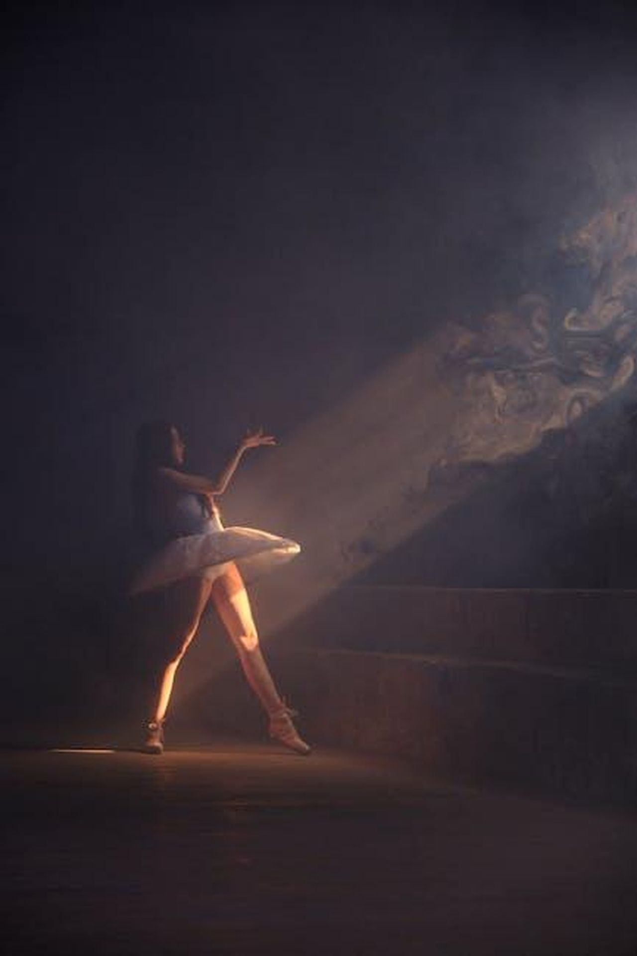 Continuano_le_verifiche_dei_prof_9OH15bQ8lm - Confidenze24 Source: Alparslan Uzun - pexels - A graceful ballerina performing a dance in dramatic lighting with shadows and smoke.