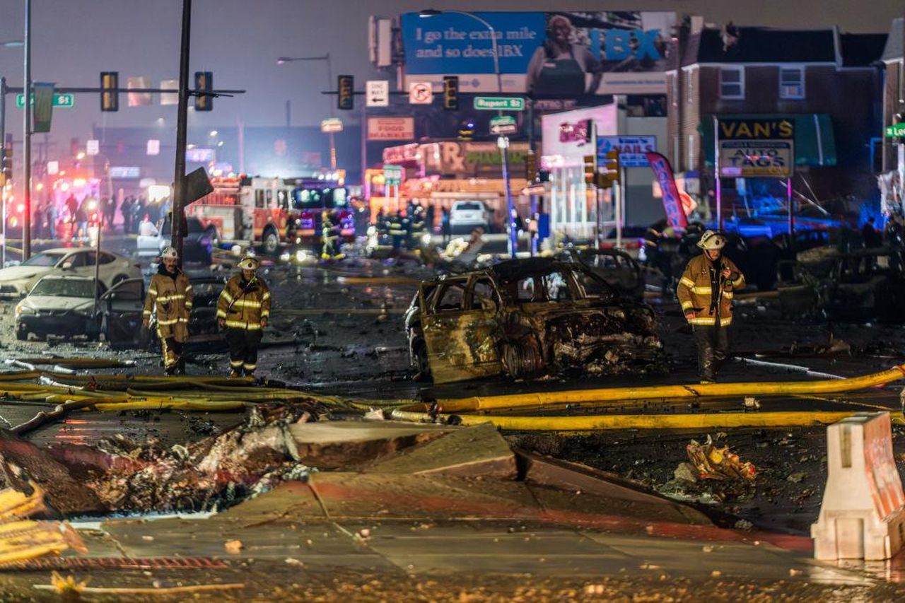 Cosa__successo_gR5N3G3Zuj - Confidenze24 Cosa è successo? - Vittime segnalate dopo il crash di un piccolo aereo in una zona residenziale vicino a Philadelphia