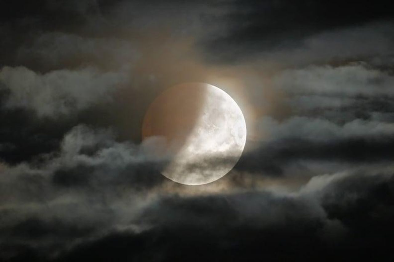 Cosa__uneclissi_lunare_6VArWBY3UI - Confidenze24 Source: Christophe Lehenaff - Getty - Eclissi lunare parziale