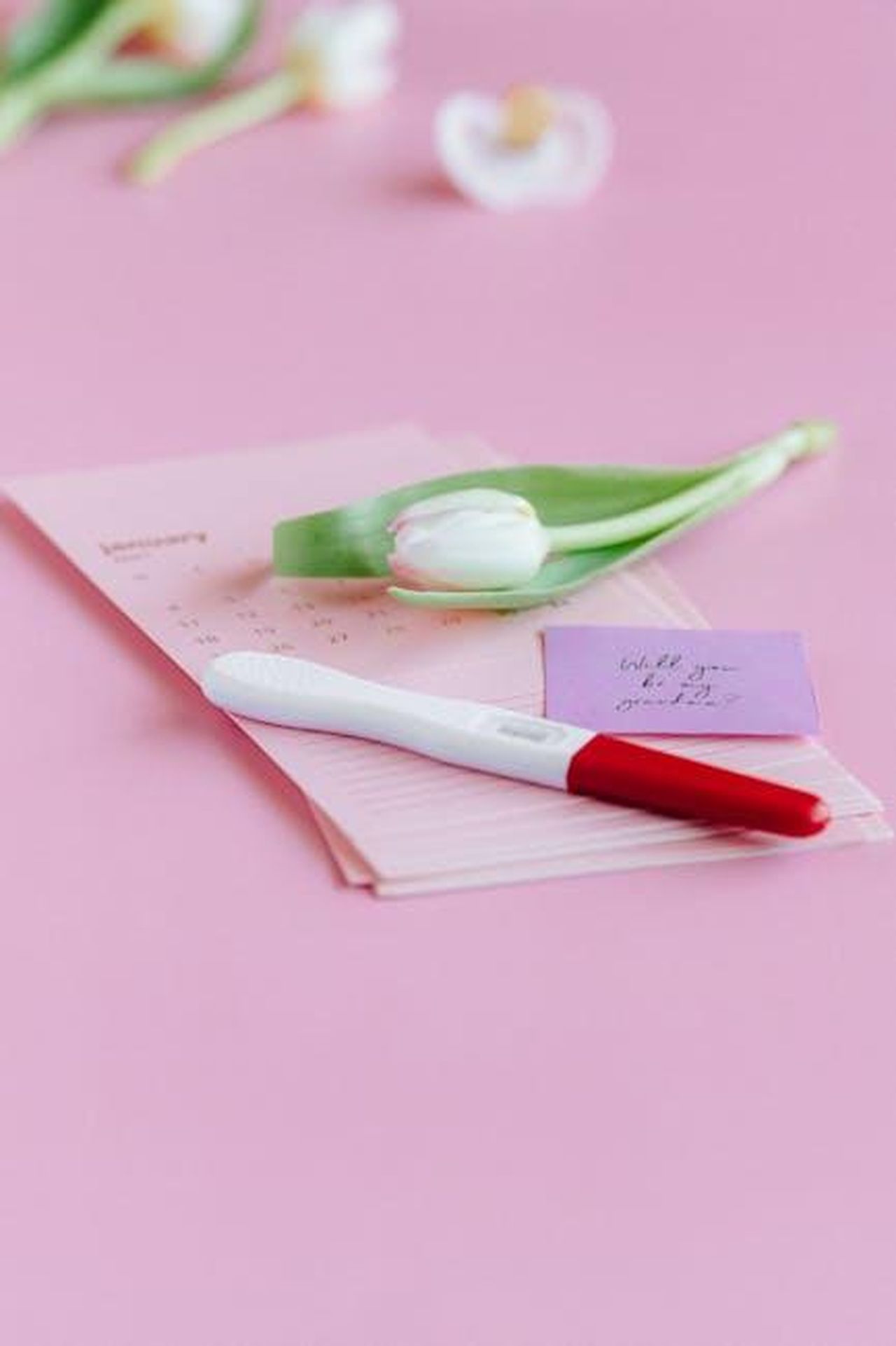 Cosa_ci_aspetta_in_futuro_Q7UTjJ0MVZ - Confidenze24 Source: Nataliya Vaitkevich - pexels - A positive pregnancy test, tulip, and calendar on a pink surface symbolize new beginnings.