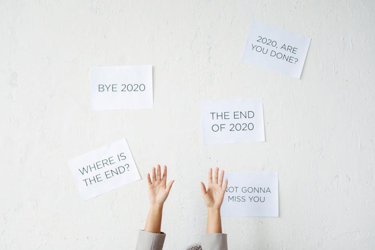 Cosa_riserva_il_futuro_per_James_Bye_dopo_la_morte_di_Martin_DT7xwZlslD - Confidenze24 Source: Polina Tankilevitch - pexels - Hands reach up towards motivational text on a wall, saying goodbye to 2020.