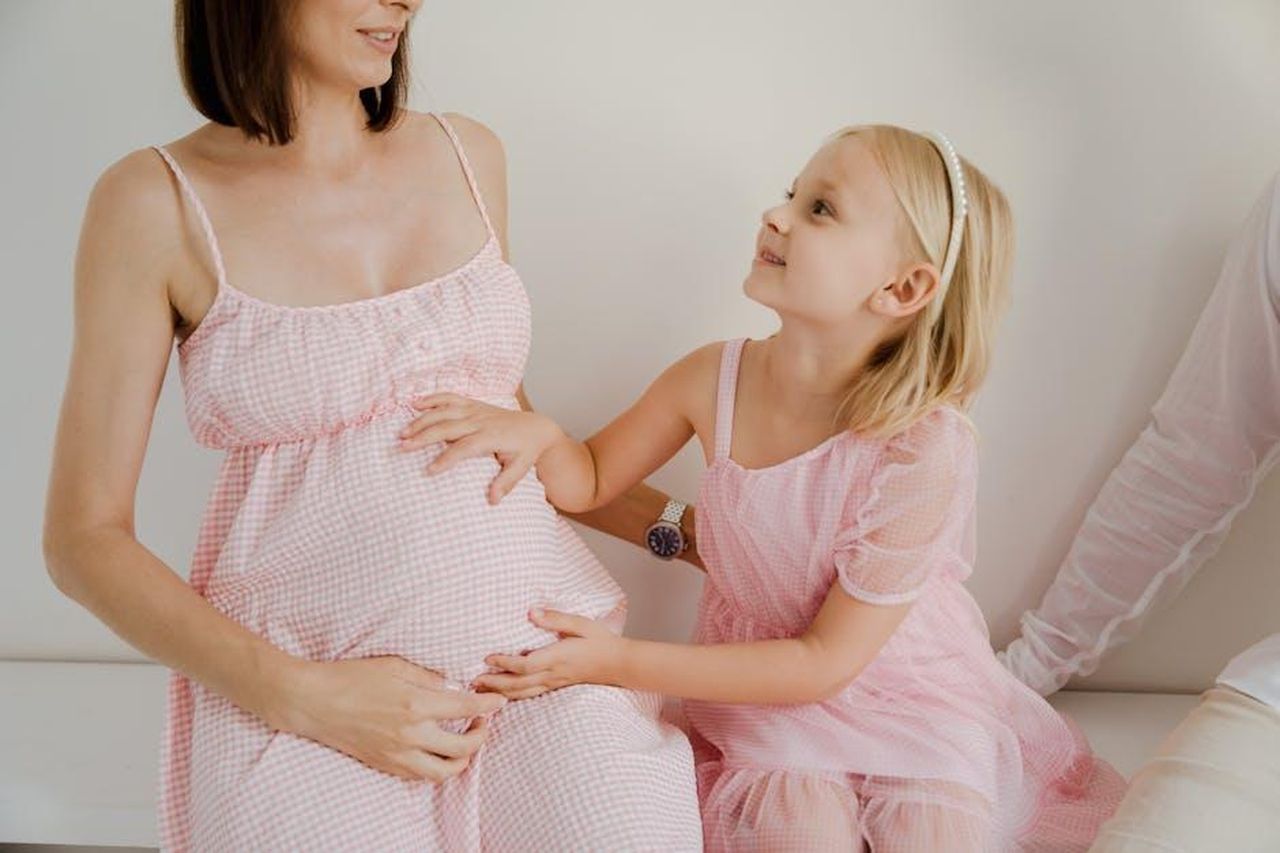 Cosa_riserva_il_futuro_per_Olly_i5mD7L7iL8 - Confidenze24 Source: RDNE Stock project - pexels - A pregnant mother and her daughter sharing a tender moment. Heartwarming family bond.