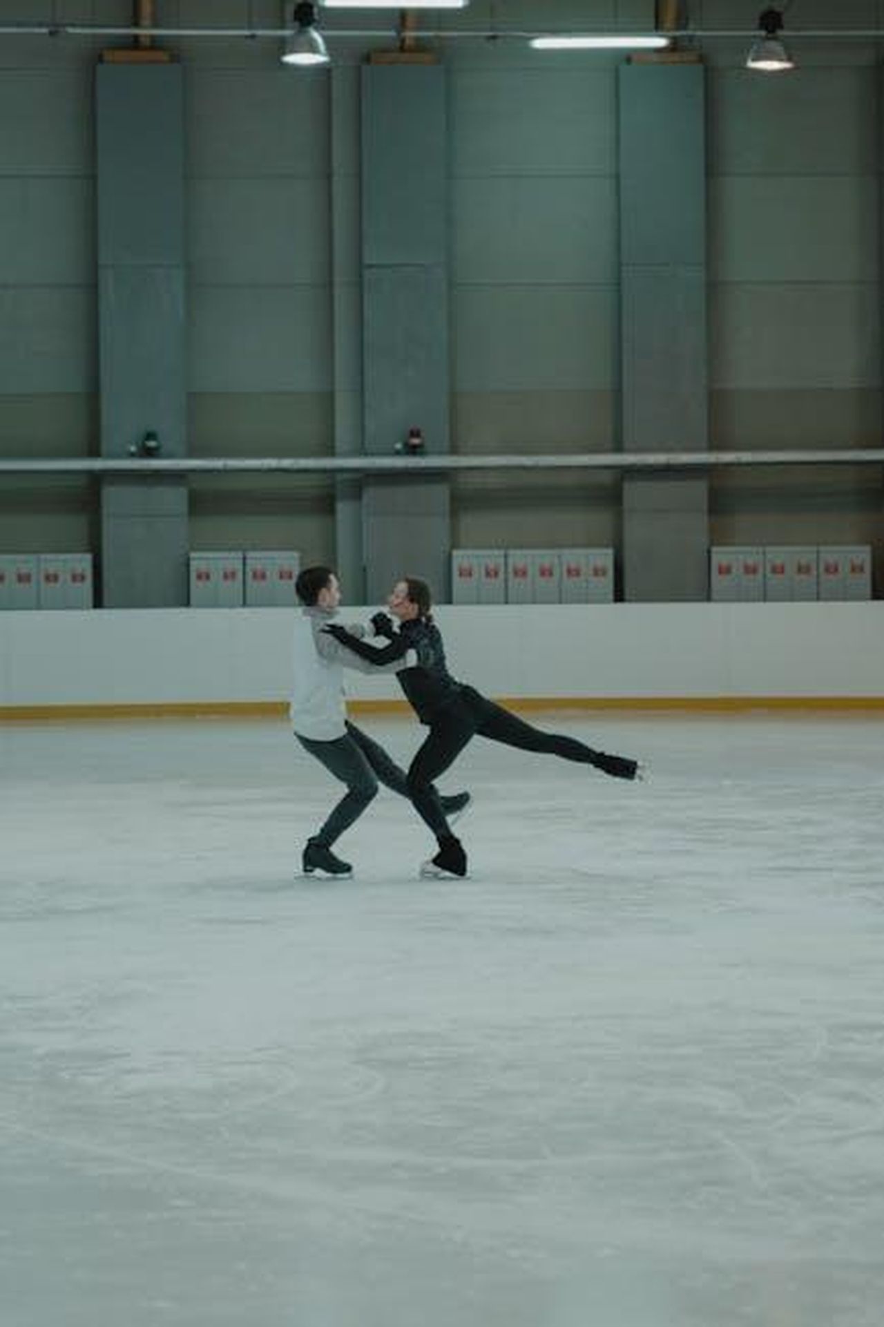 Cosa_significa_per_i_concorrenti_LS1p2Kj0t8 - Confidenze24 Source: Tima Miroshnichenko - pexels - A couple gracefully perform figure skating moves on an indoor ice rink, showcasing balance and poise.