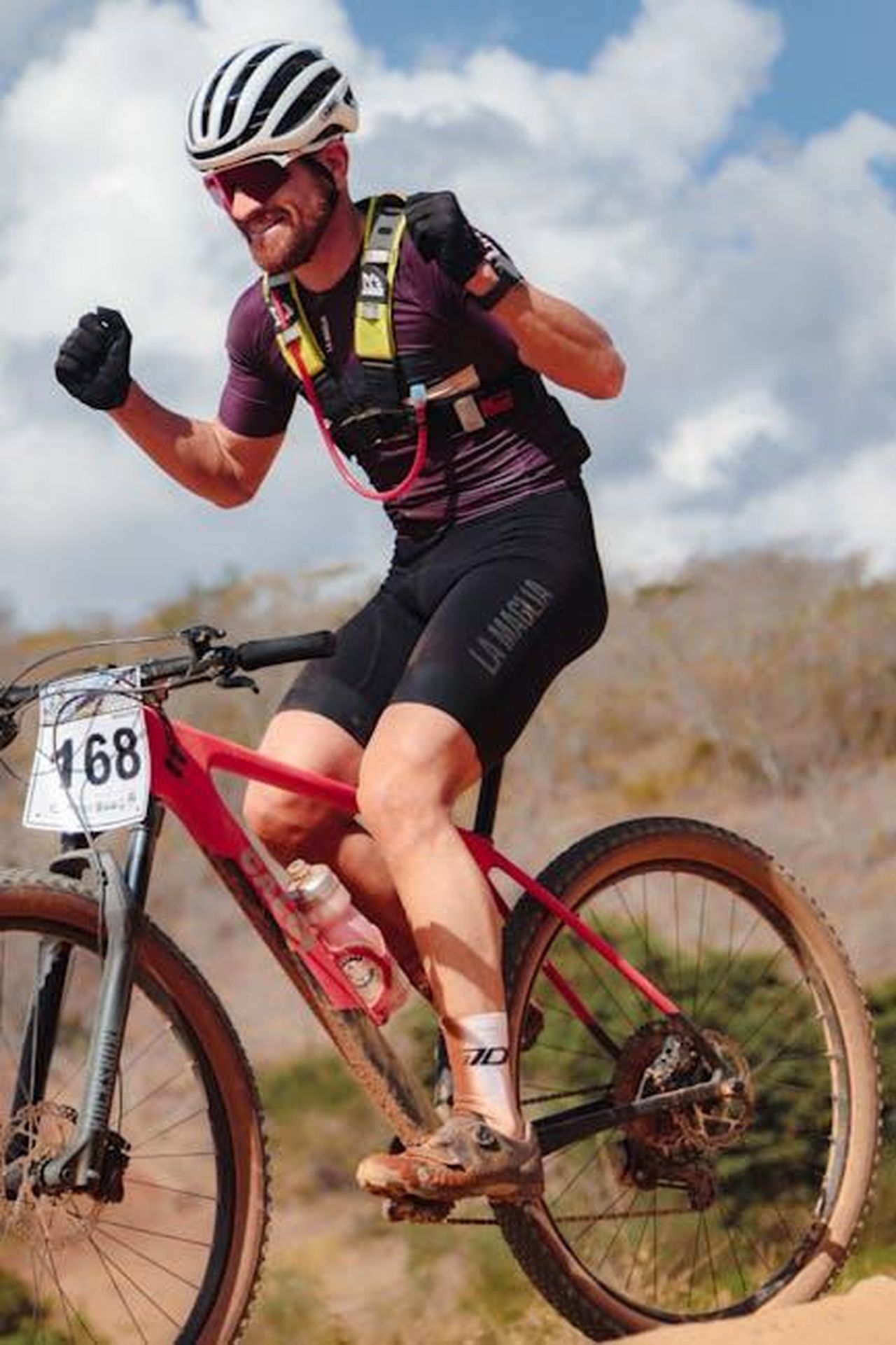 Credo_di_poter_battere_Pogaar_p0ZZkamVtf - Confidenze24 Source: Wallace Silva - pexels - Intense focus on a mountain biker during a competitive race under a clear sky.
