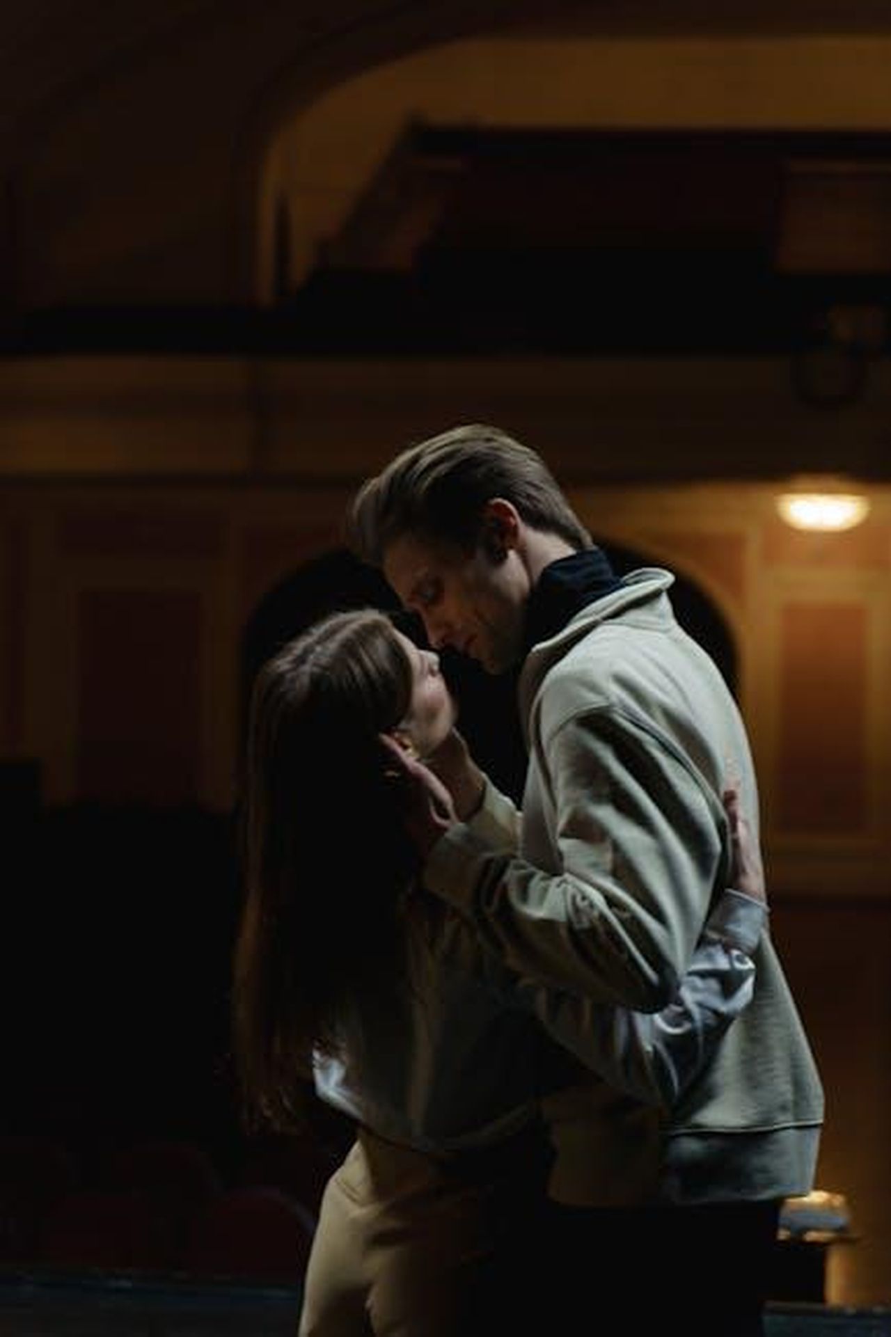 Critiche_alla_legge_Mann_e_accuse_di_razzismo_4BwrQOmiJV - Confidenze24 Source: cottonbro studio - pexels - A romantic scene with a couple sharing an intimate moment on a theater stage.