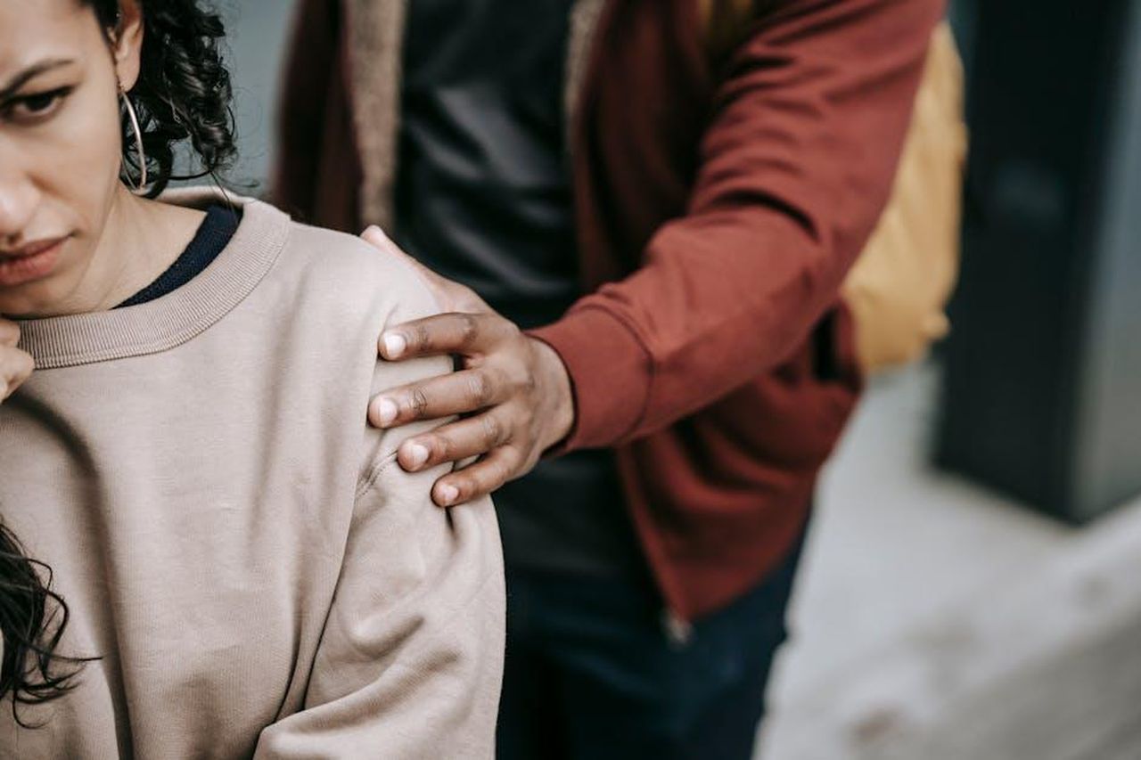 Critiche_e_scetticismi_sulla_loro_relazione_QGuaTolyss - Confidenze24 Source: Keira Burton - pexels - Crop unrecognizable unhappy young multiracial couple in casual outfit standing in city street while having conflict in daylight