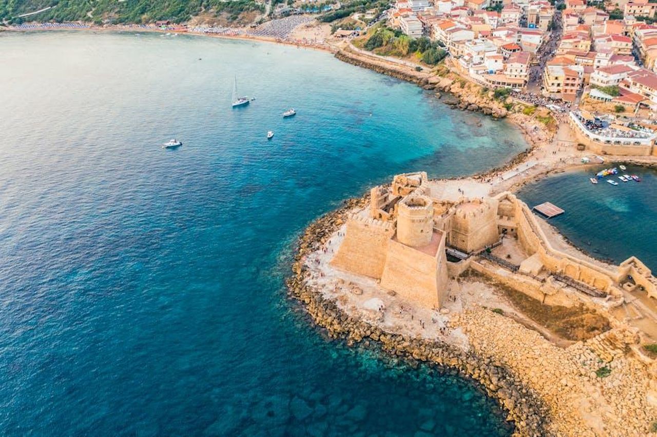 Crotone_vincente_contro_la_Primavera_GAvnMQ3djr - Confidenze24 Source: Cristian Manieri - pexels - Aerial view of the stunning seaside castle in Capo Rizzuto, Calabria, Italy.
