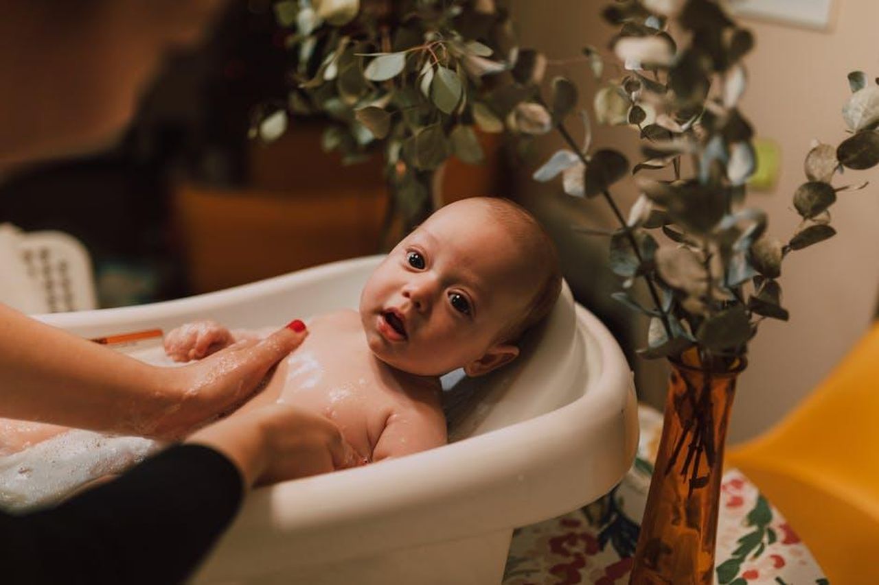 Cruz_aveva_stoppato_le_nozze_segrete_di_Manuel_e_Jana_negli_episodi_precedenti_5hlrEWoq6q - Confidenze24 Source: RDNE Stock project - pexels - A cute baby being bathed with gentle care in a warm, cozy indoor setting with soft lighting.