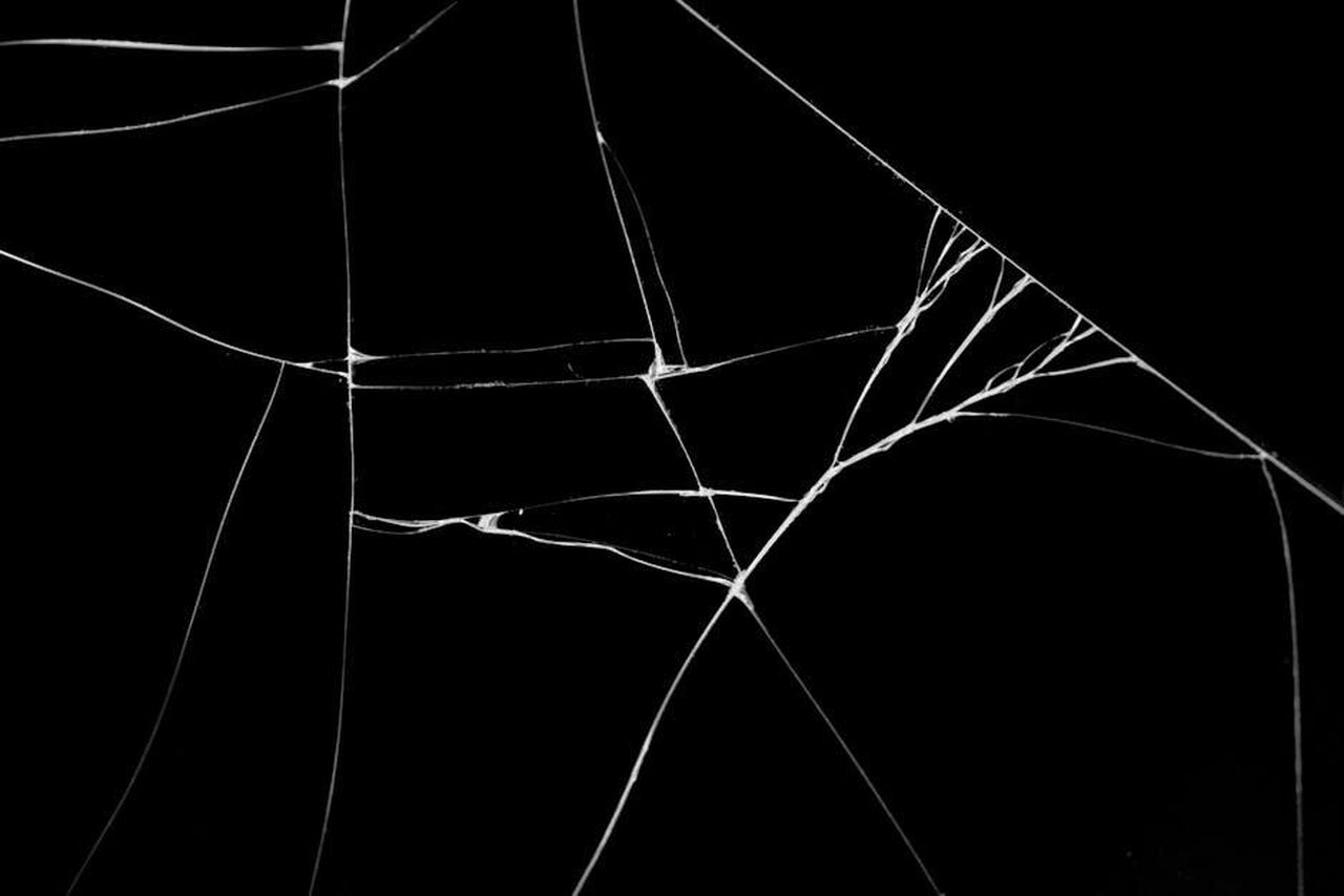 Cruz_mette_alle_strette_Alonso_e_Maria_Antonia_lv1VxpM6BN - Confidenze24 Source: Lars H Knudsen - pexels - An abstract depiction of broken glass with a stark black background, symbolizing fragility.