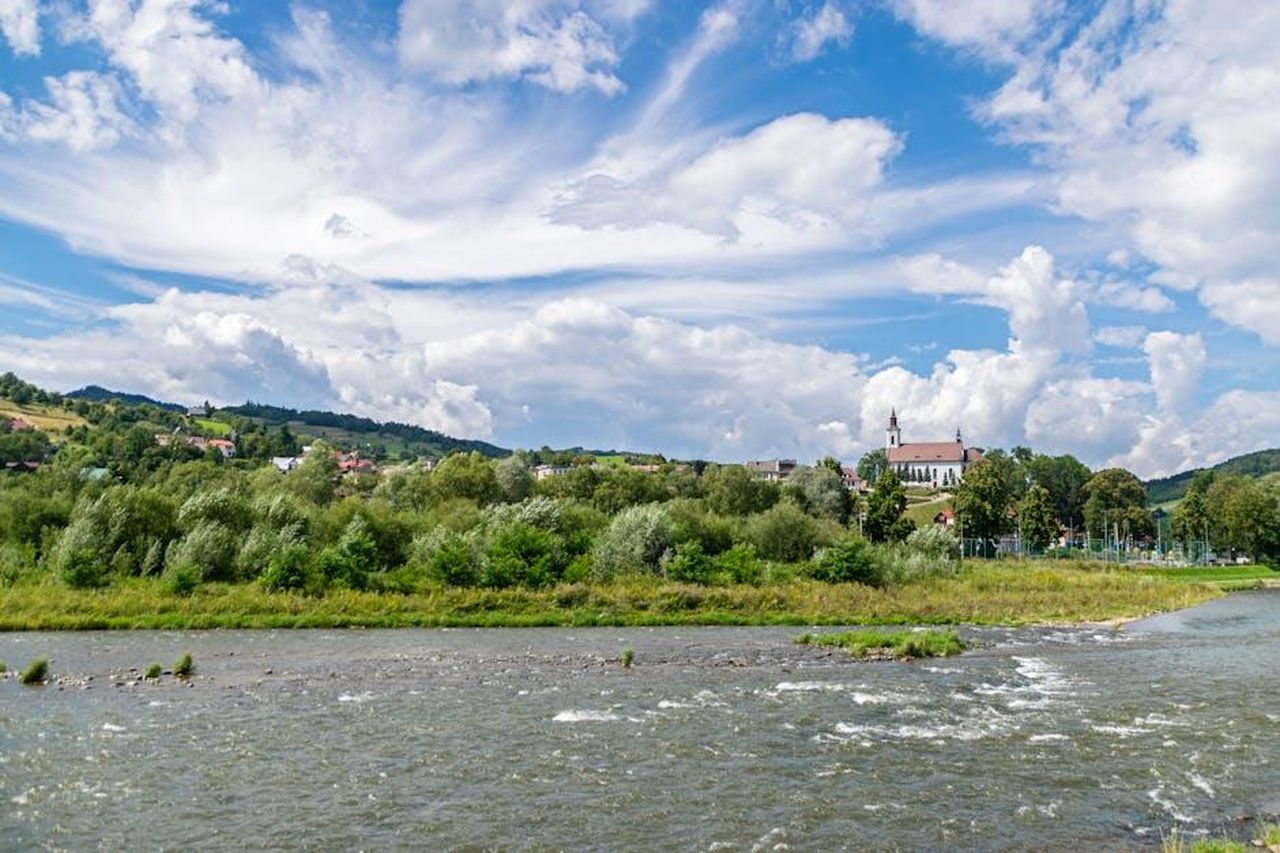 Cruz_sempre_pi_perfida_con_Jana_anticipazioni_spagnole_La_Promessa_Sl5iaGbVHQ - Confidenze24 Source: AS Photography - pexels - Idyllic summer scene with a church near a river under a dramatic cloudy sky in Poland.