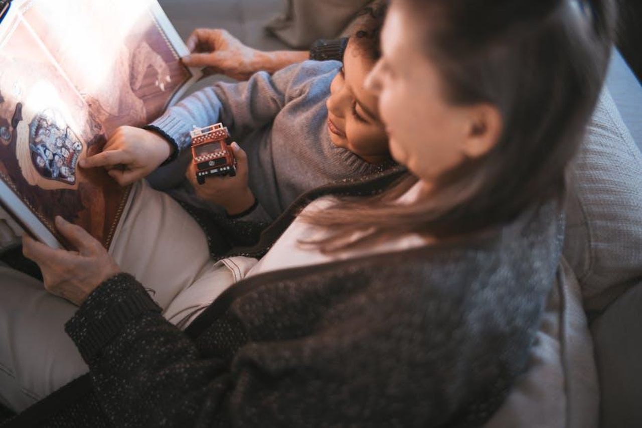 Cusitore_viola_il_regolamento_del_dating_ha_baciato_unex_tronista_in_discoteca_sqiVUxBOEf - Confidenze24 Source: Mikhail Nilov - pexels - Grandmother and child enjoying a cozy afternoon reading together indoors.
