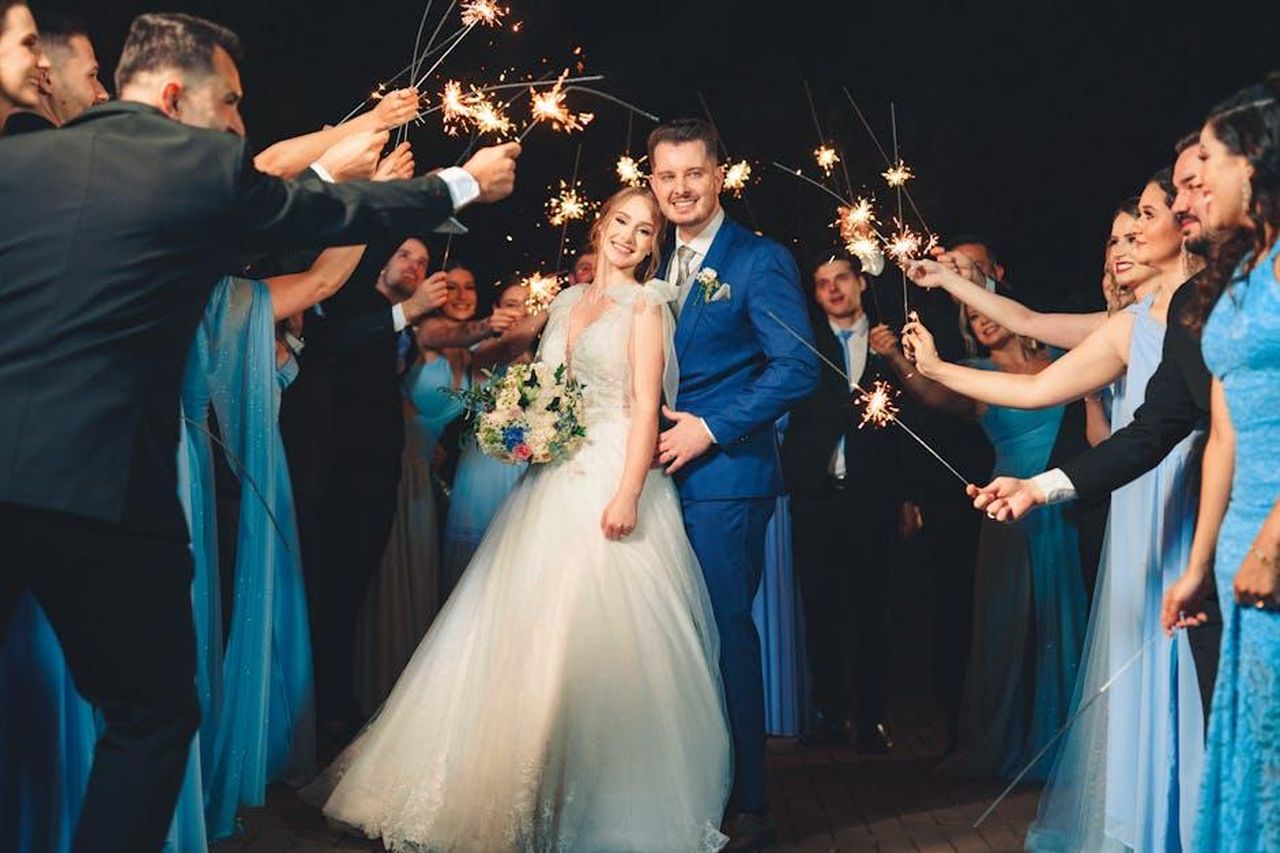 Cynthia_Erivo_e_Lena_Waithe_si_incontrano_nel_2018_2pRl0NOU0t - Confidenze24 Source: Juliano Goncalves - pexels - Joyful wedding night with sparklers and a happy couple surrounded by friends.