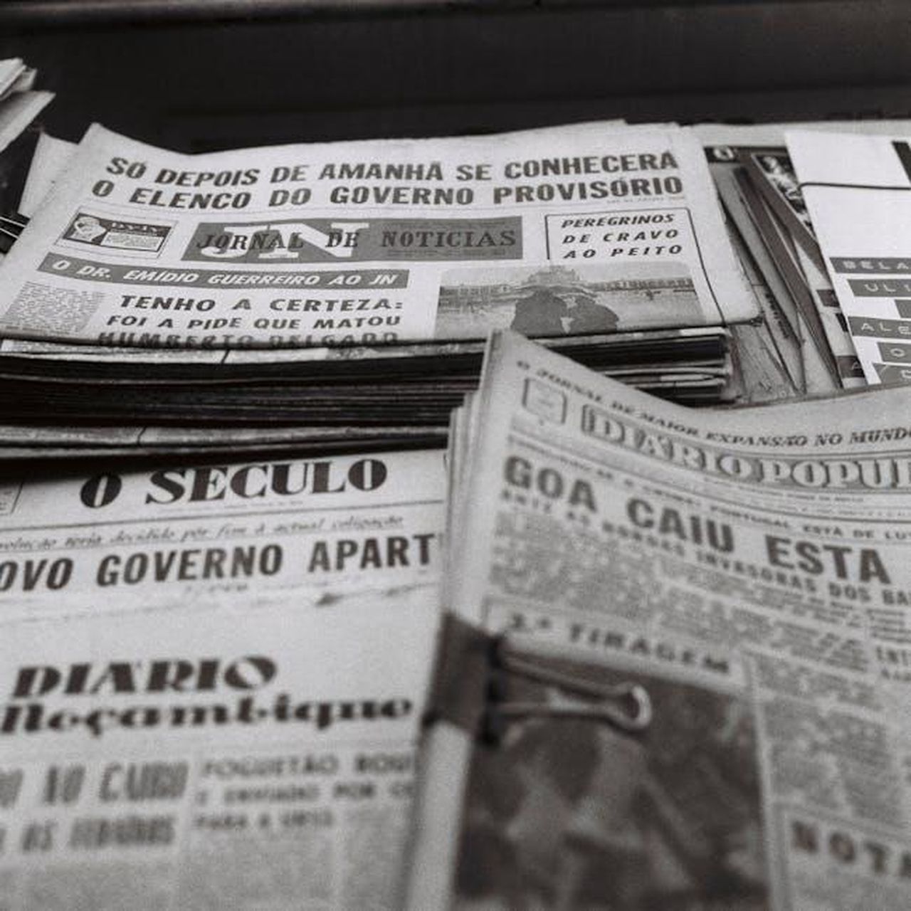 Da_Quanto_Tempo_Lester_Holt_Lavora_a_Dateline_tSqVdgyTC5 - Confidenze24 Source: Efe Ersoy - pexels - A nostalgic view of vintage Portuguese newspapers stacked together, showcasing historical headlines.