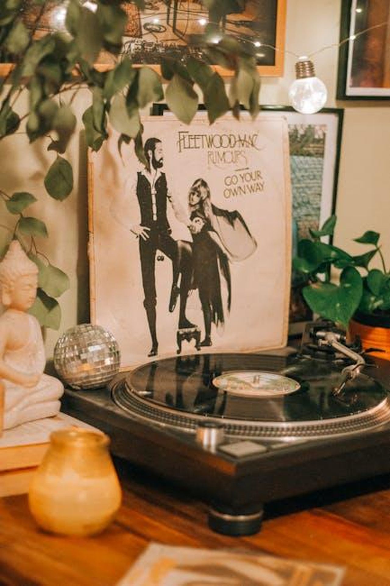 David_Dickinson_sui_rumors_falsi_DxeCrFPA7C - Confidenze24 Source: Alina Vilchenko - pexels - Cozy scene featuring a vintage vinyl turntable, Fleetwood Mac album, and eclectic decorations.