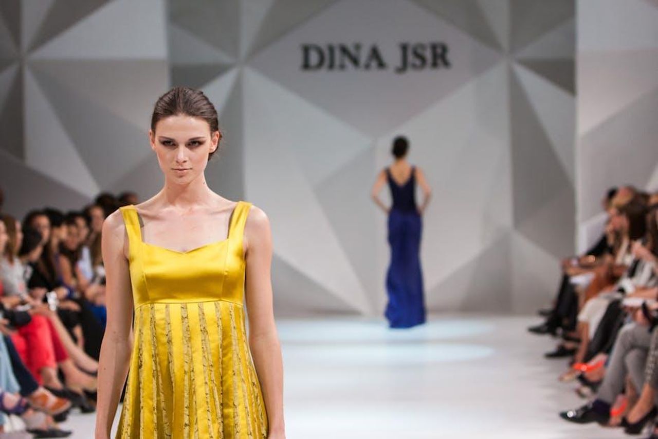 Debutti_e_ritorni_attesi_WLK1A86VWU - Confidenze24 Source: Pixabay - pexels - Model showcases a stunning Dina JSR dress during a fashion show runway event.