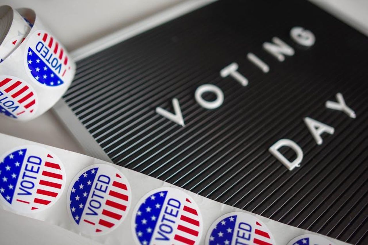 Delmastro_Spero_ci_sia_un_giudice_a_Berlino_aakDfjl3qm - Confidenze24 Source: Element5 Digital - pexels - I Voted stickers with an American flag design and Voting Day sign symbolize U.S. electoral participation.